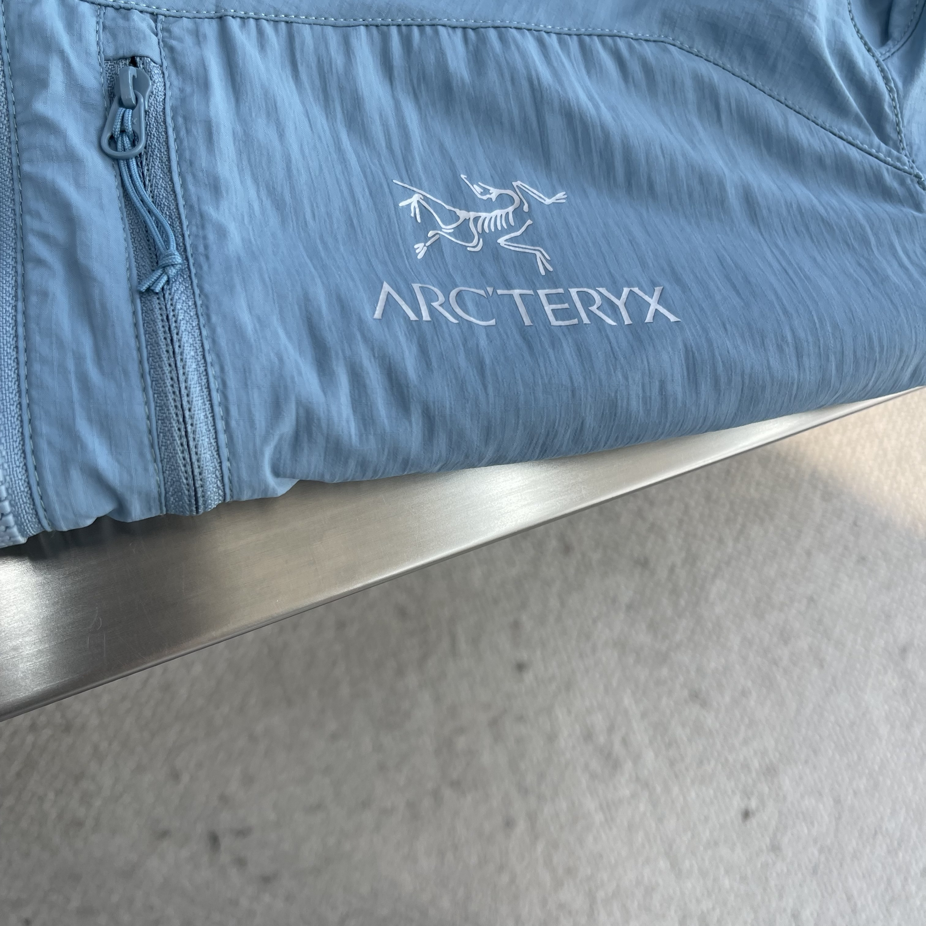 Куртка мужская в стиле Arc'teryx  голубого цвета с капюшоном
