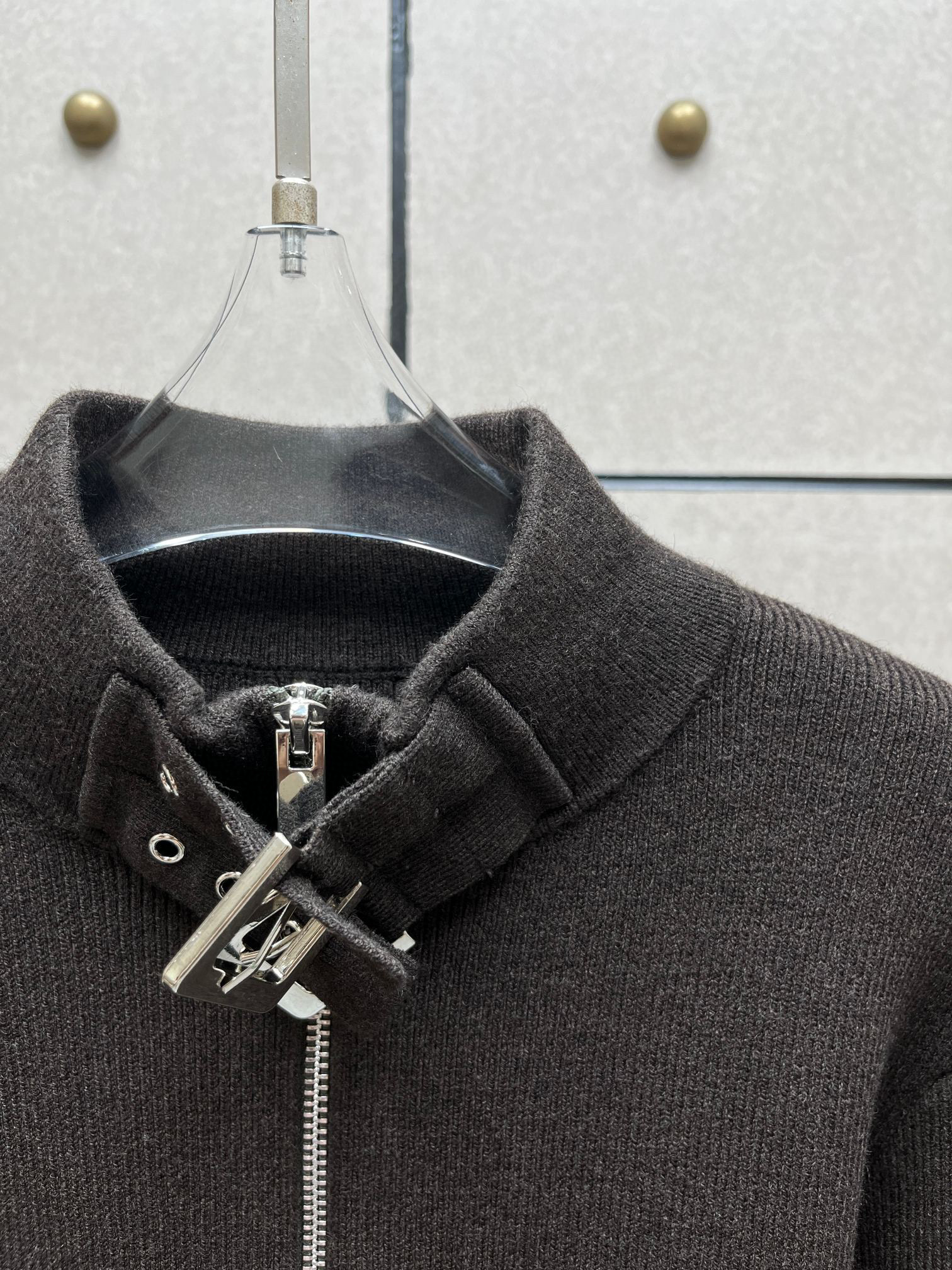 Кофта женская на молнии в стиле Magda Butrym из шерстяного трикотажа  чёрного цвета с металлической фурнитурой