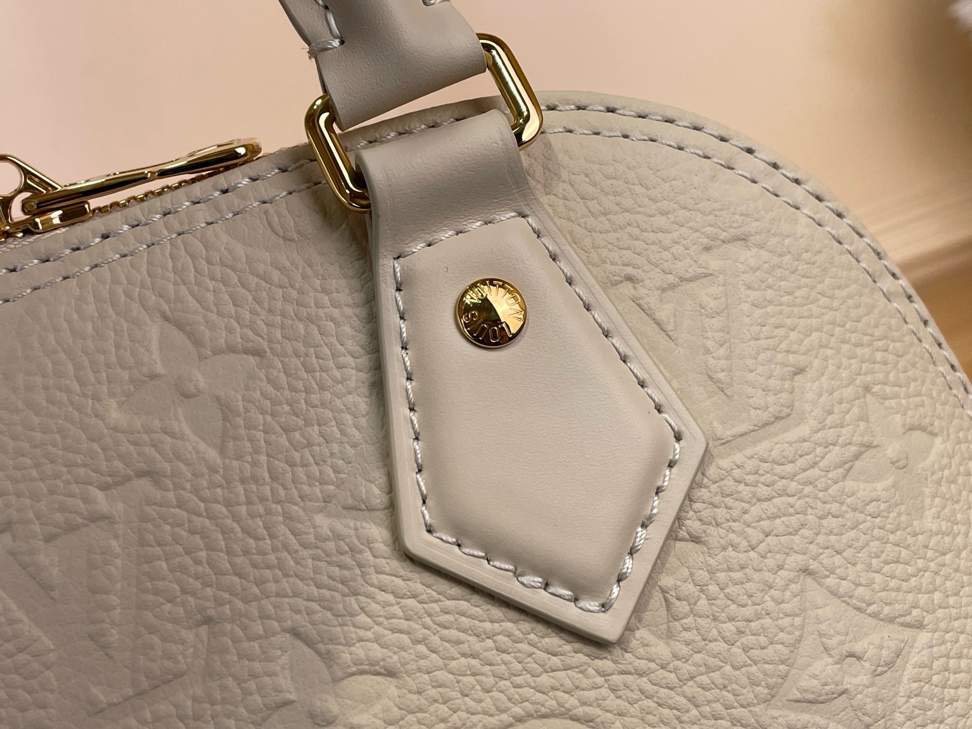 Сумка женская Louis Vuitton Alma BB  белого цвета