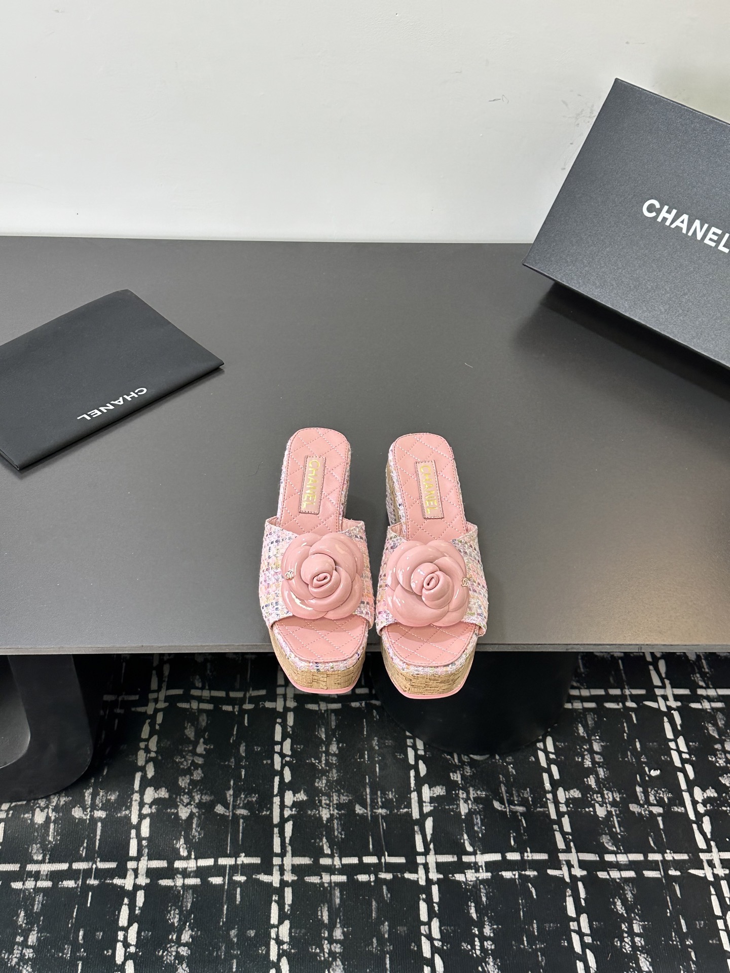 Мюли женские в стиле Chanel с цветком камелии розового цвета