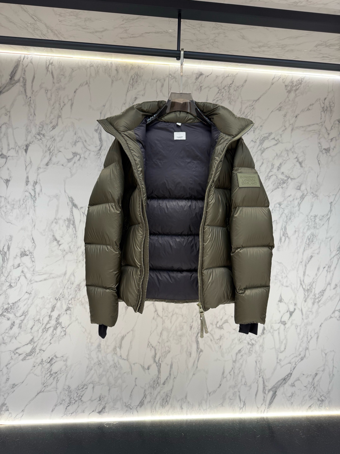 Пуховик мужской Burberry цвета хаки с капюшоном и натуральным пухом