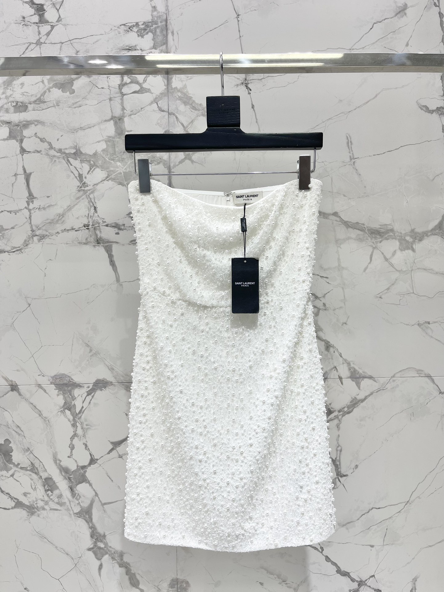 Платье женское в стиле Saint Laurent вечернее с декором из жемчуга и пайеток белого цвета