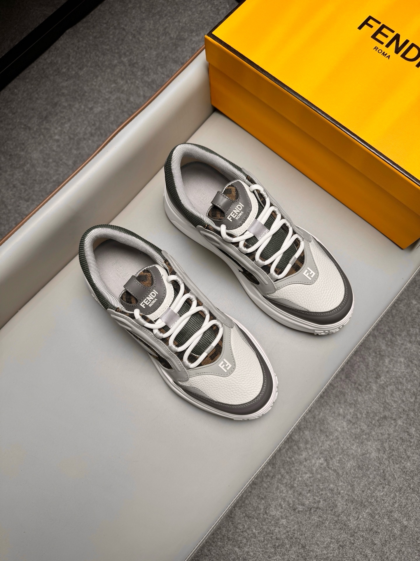 Кроссовки мужские в стиле Fendi серого цвета