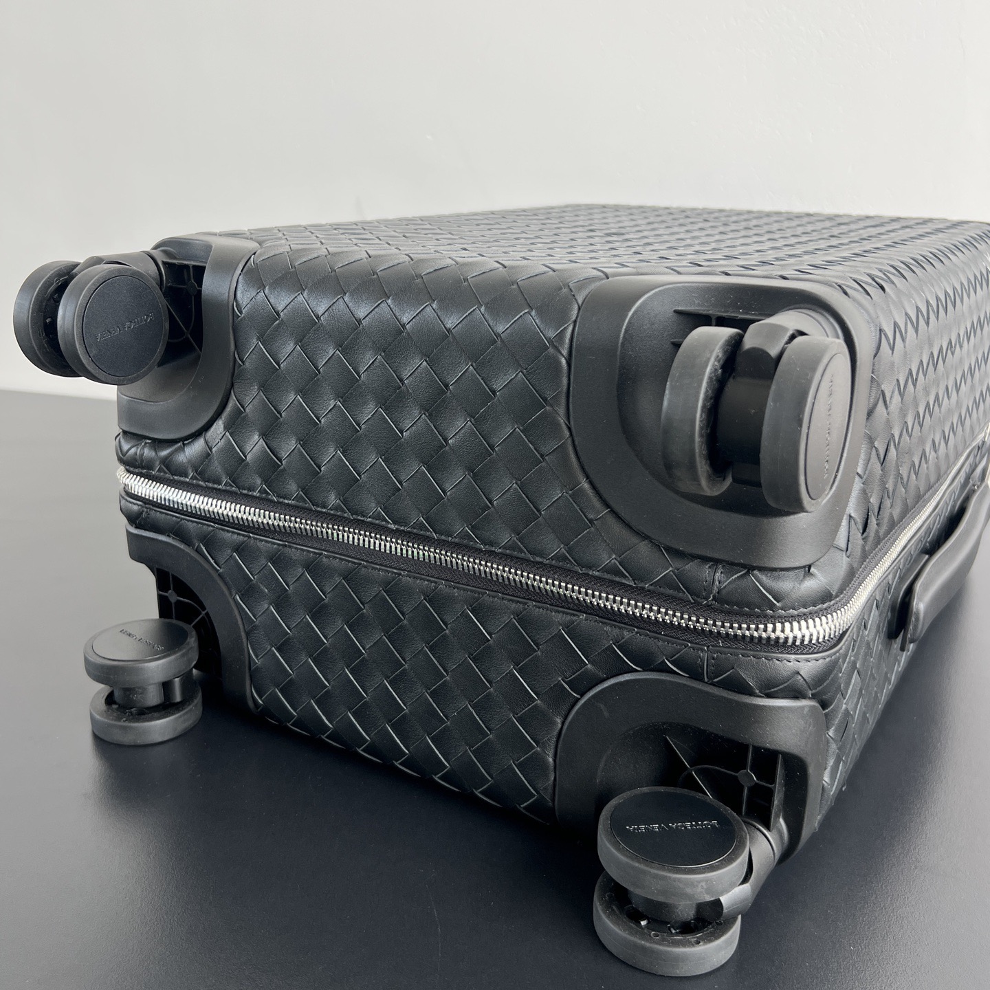 Чемодан для ручной клади в стиле Bottega Veneta из плетёной натуральной кожи чёрного цвета