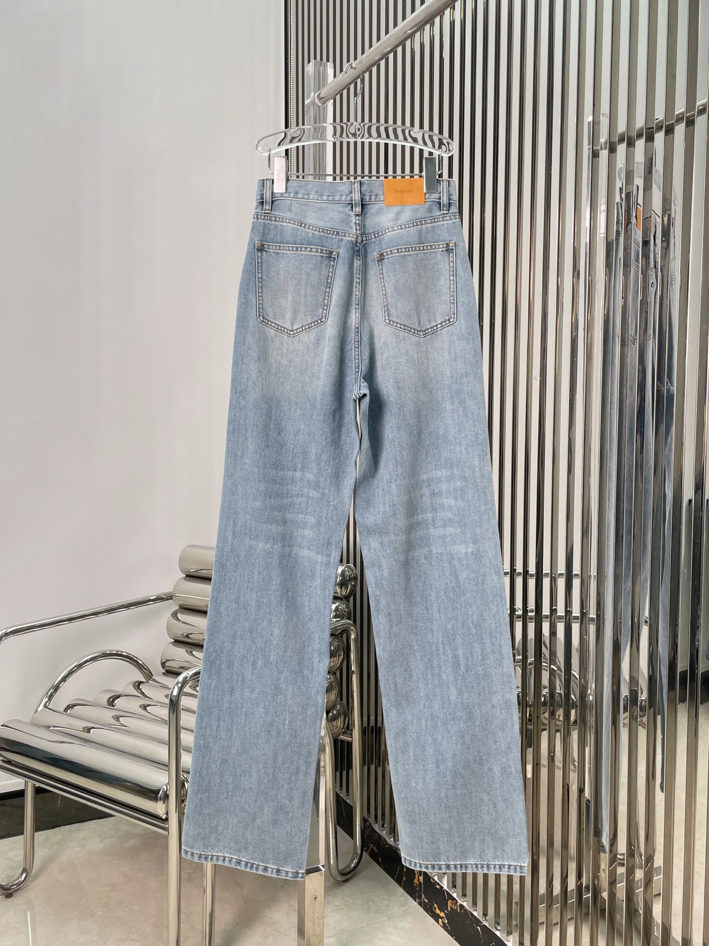 Джинсы женские в стиле Yves Saint Laurent голубого цвета с прямым кроем