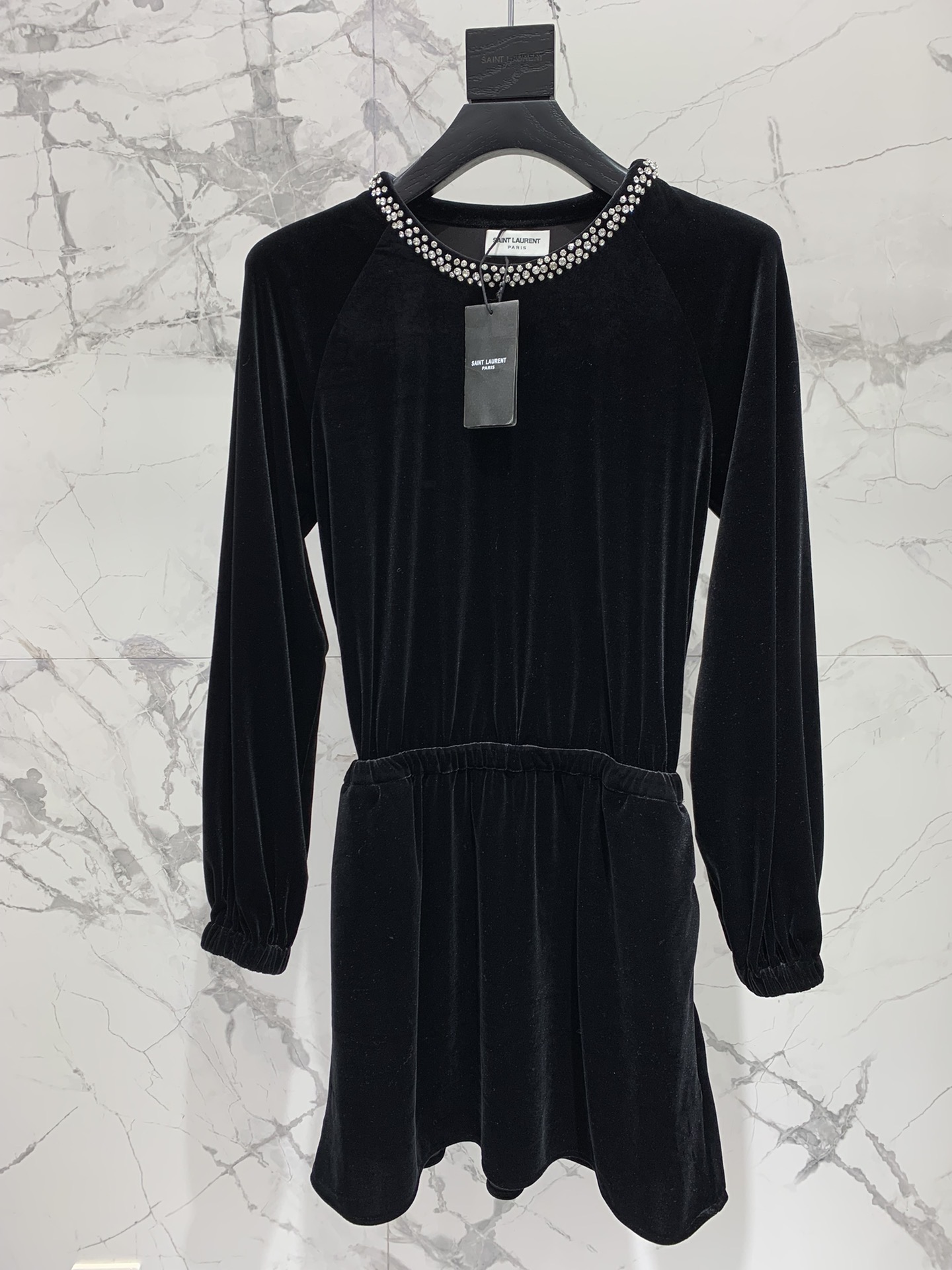 Платье женское в стиле Saint Laurent чёрного цвета с декоративной отделкой воротника