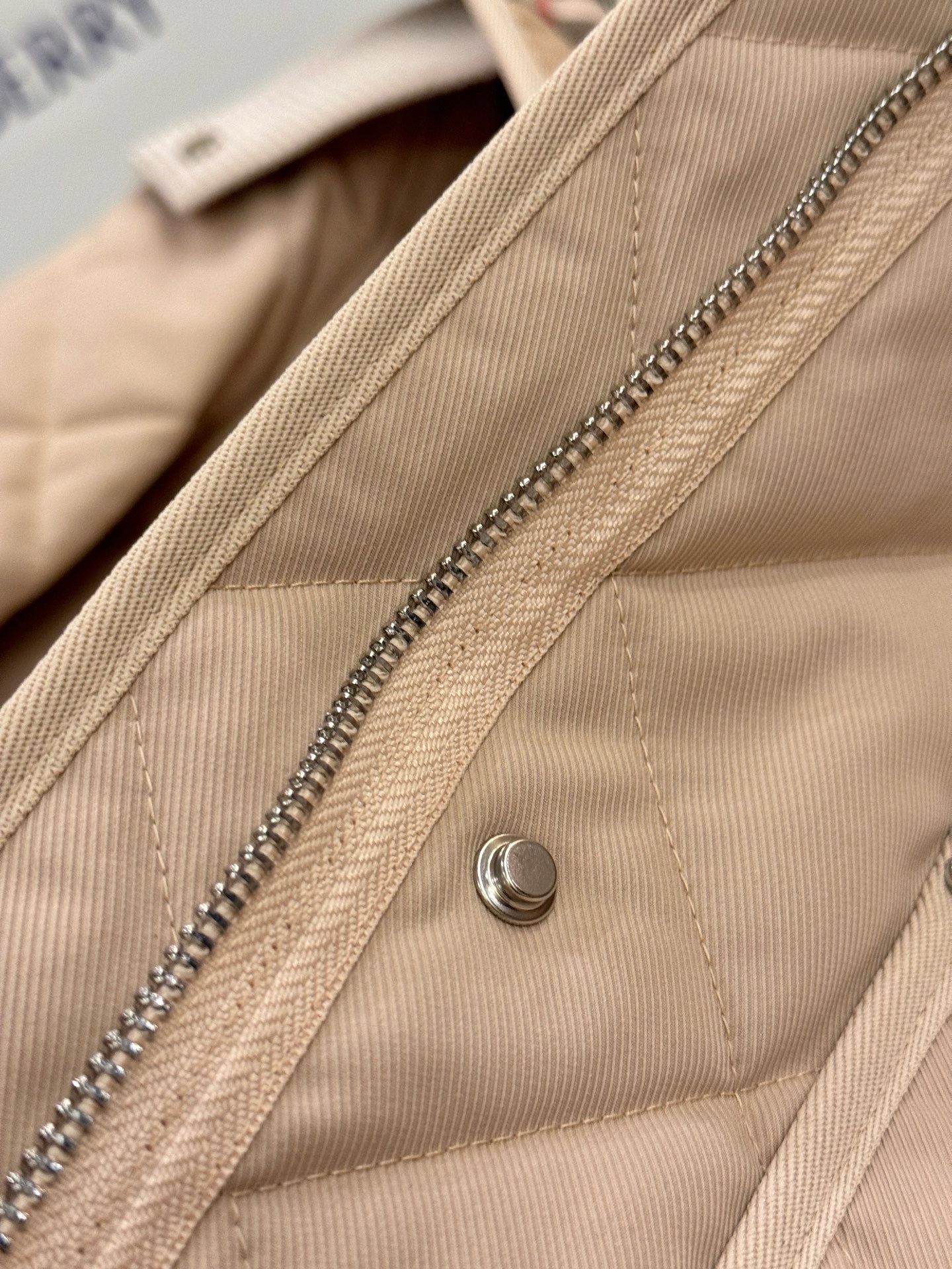 Куртка женская в стиле Burberry укороченная светло-коричневого цвета с вельветовым воротником