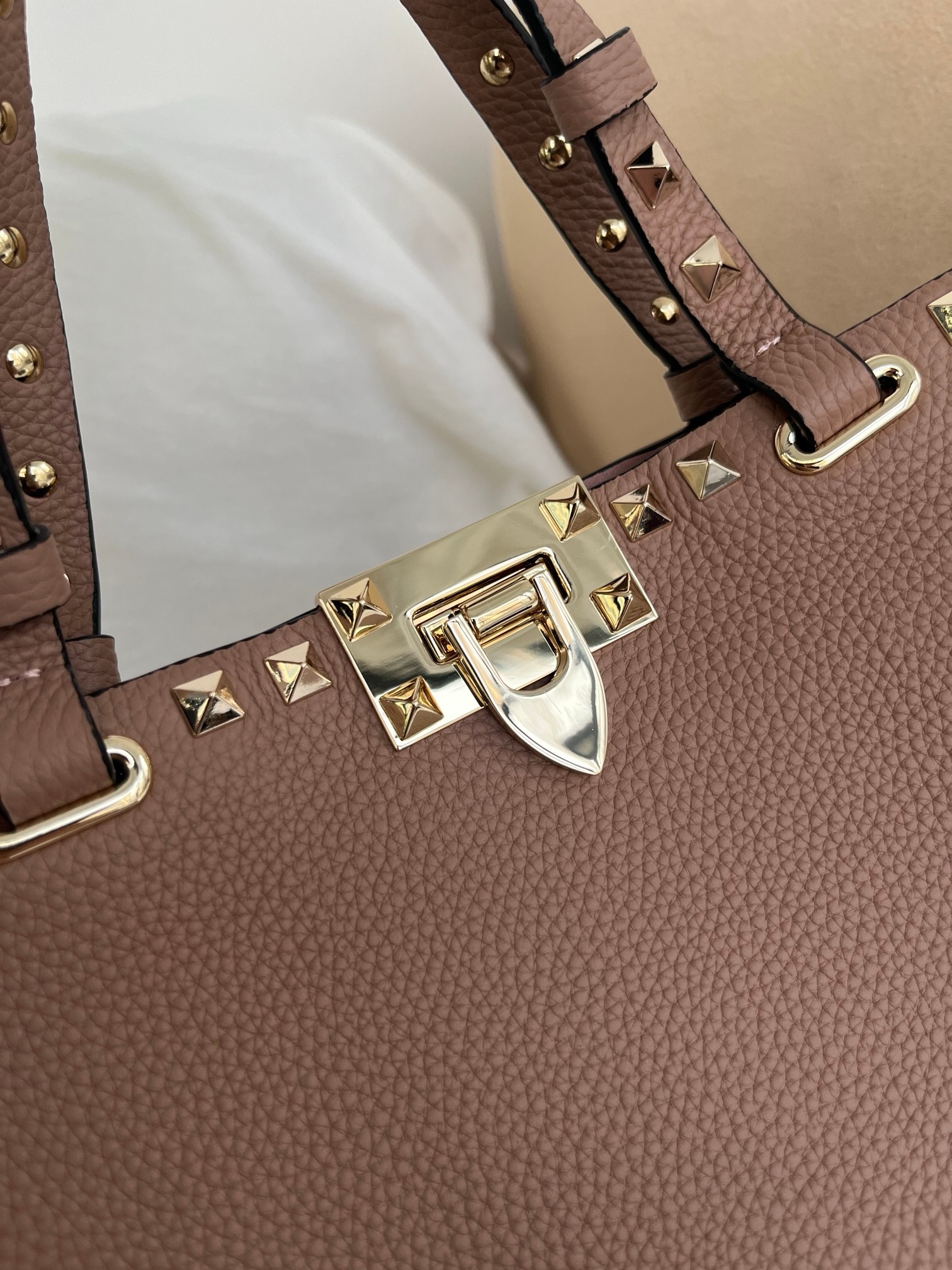 Сумка женская в стиле Valentino Garavani Rockstud таупового цвета
