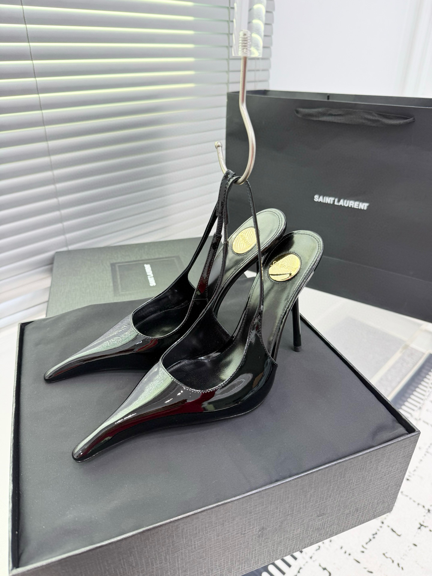 Туфли женские в стиле Saint Laurent Slingback чёрного цвета