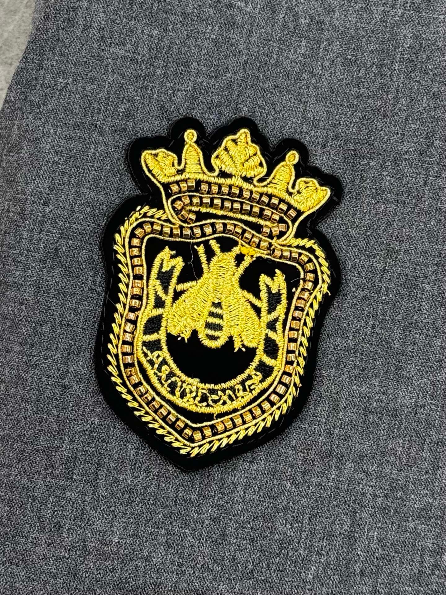 Костюм мужской в стиле Dolce&Gabbana серого цвета с двубортным пиджаком