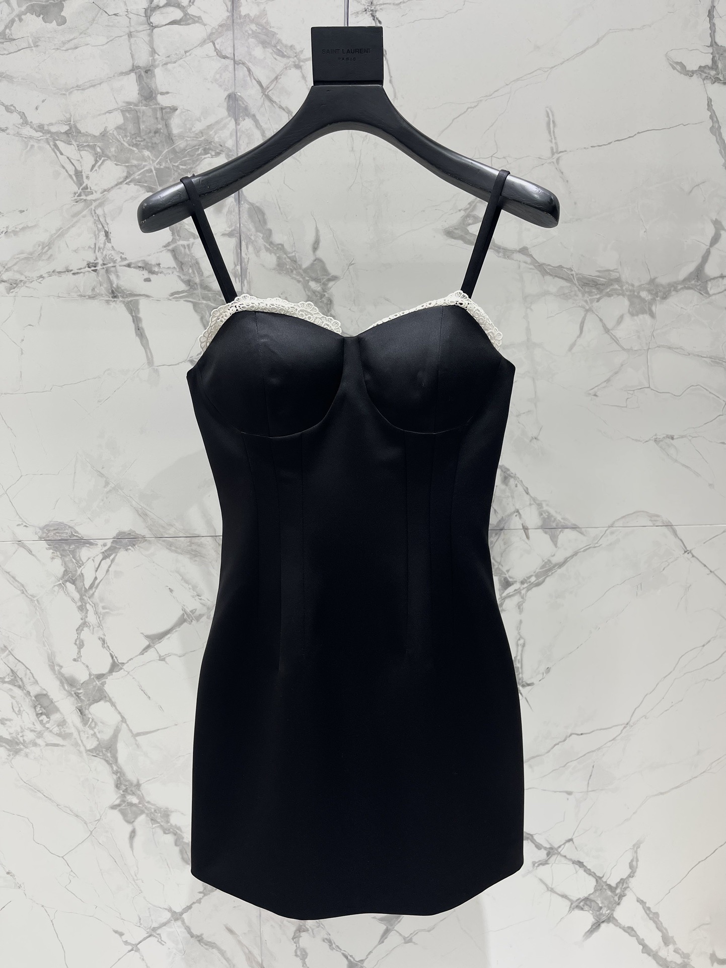 Платье женское в стиле Ermanno Scervino на бретелях с кружевом черного цвета