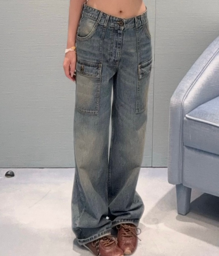 Джинсы женские в стиле Miu Miu синего цвета с эффектом потертости и широким силуэтом