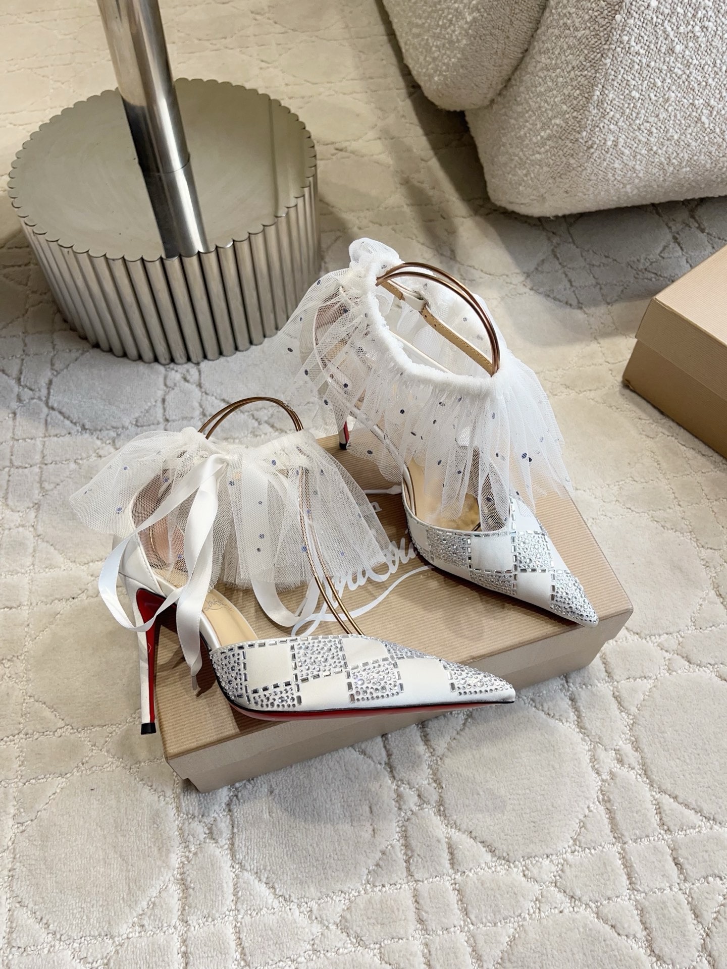 Туфли женские в стиле Christian Louboutin So Kate со съемной сеткой и стразами белого цвета