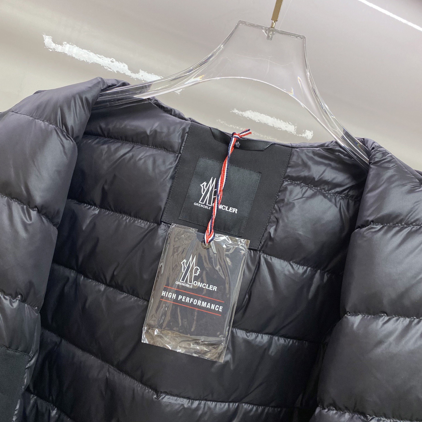 Куртка пуховая мужская Moncler Grenoble чёрного цвета с натуральным гусиным пухом и снегозащитной юбкой