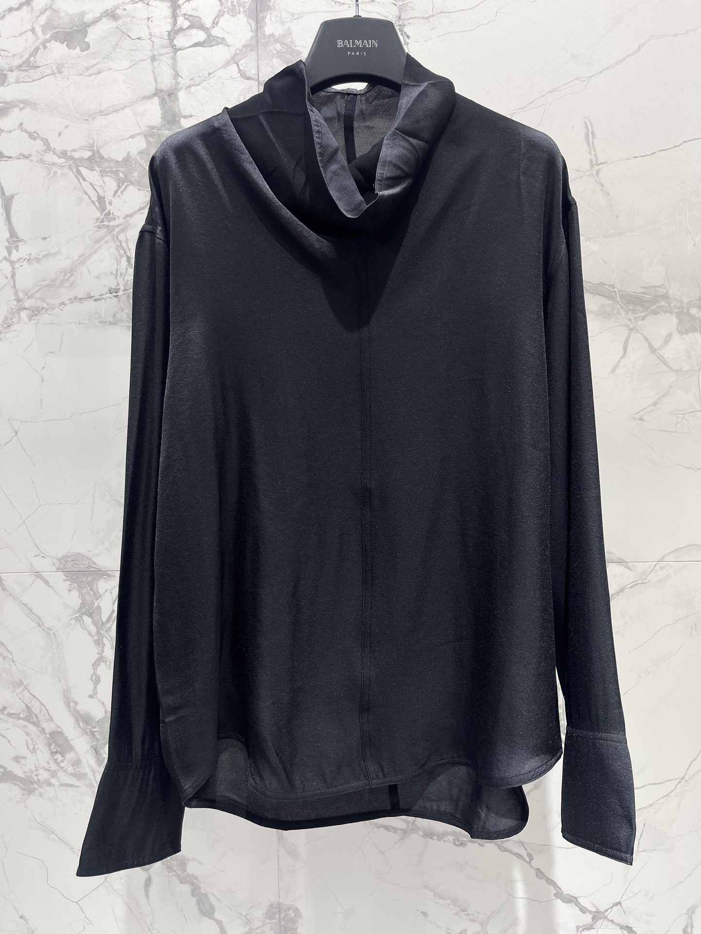 Блуза женская в стиле Balmain из гладкого текстиля черного цвета с драпированным воротником
