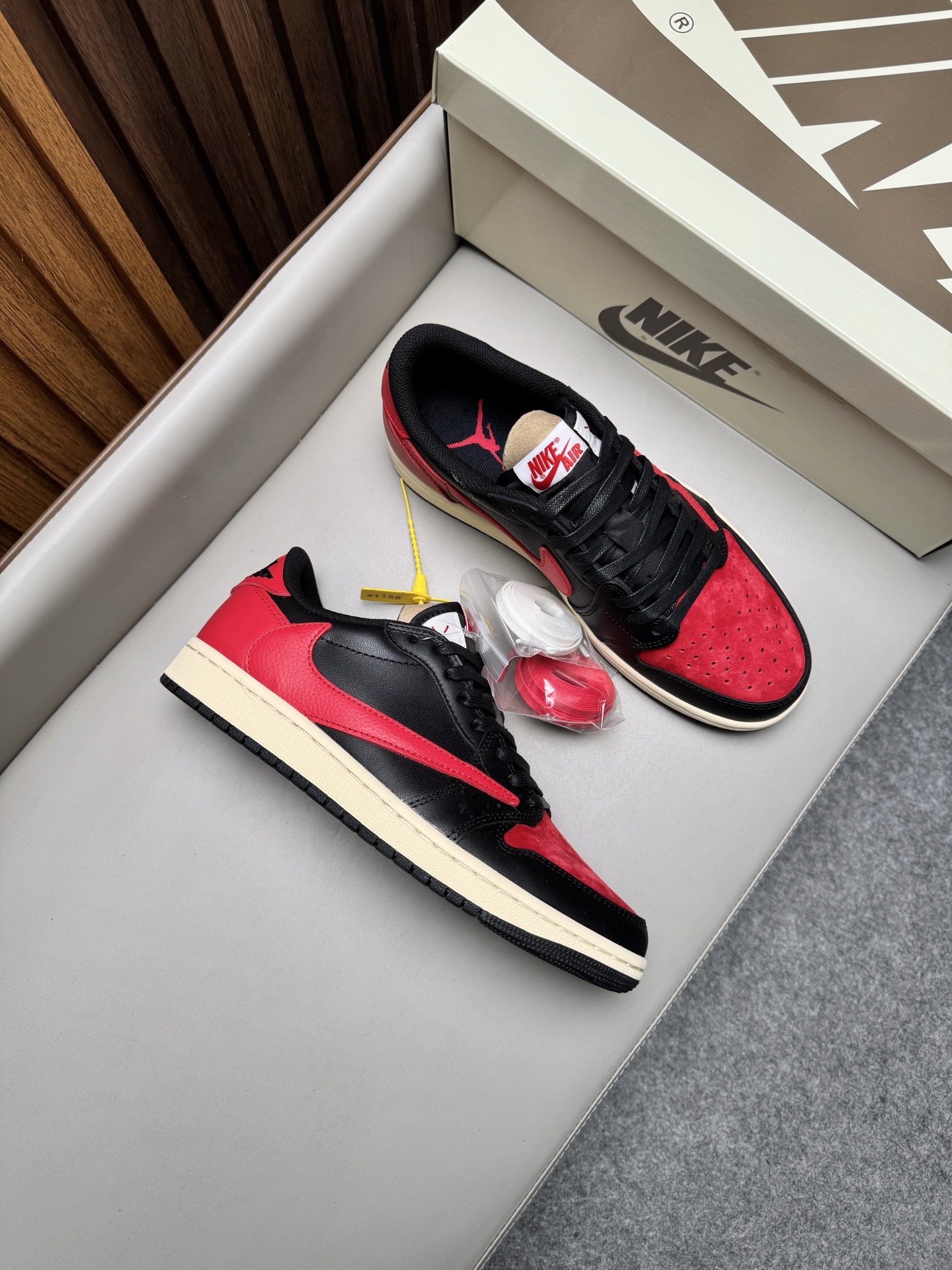 Кроссовки унисекс в стиле Travis Scott x Air Jordan 1 Low чёрно-красного цвета