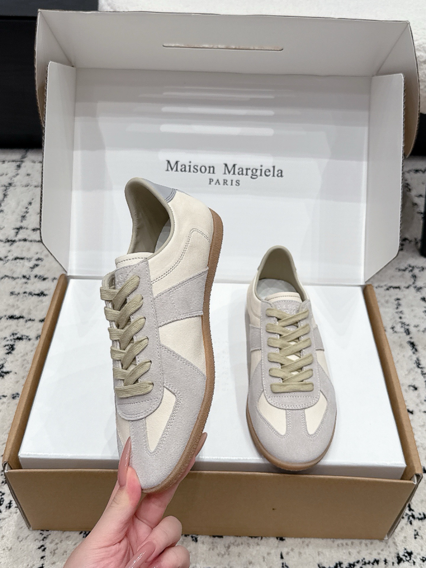 Кроссовки унисекс в стиле Maison Margiela MM6 German Trainer белого цвета с серыми вставками 