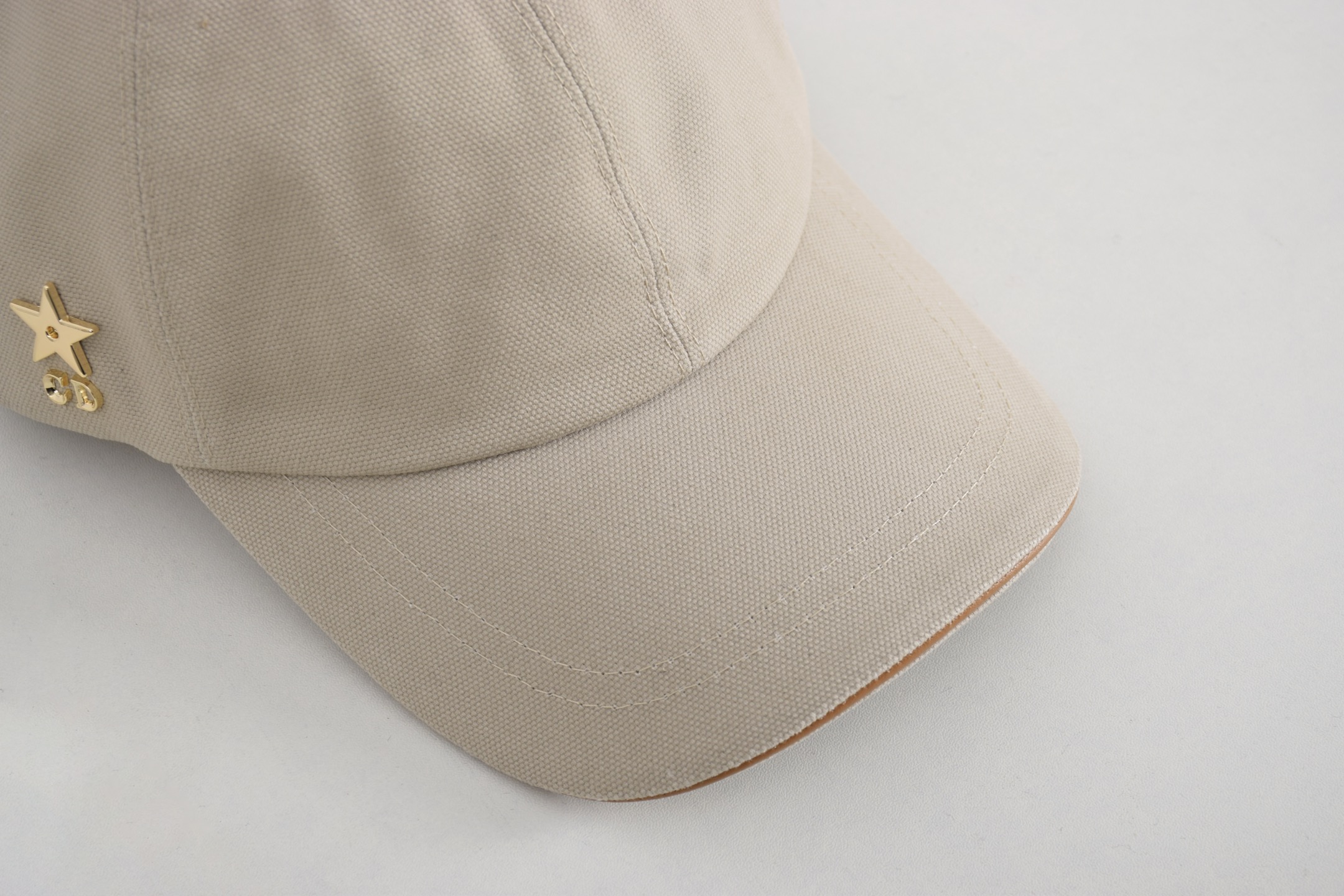 Кепка унисекс в стиле Dior бейсболка с декоративной звездой черного и бежевого цвета