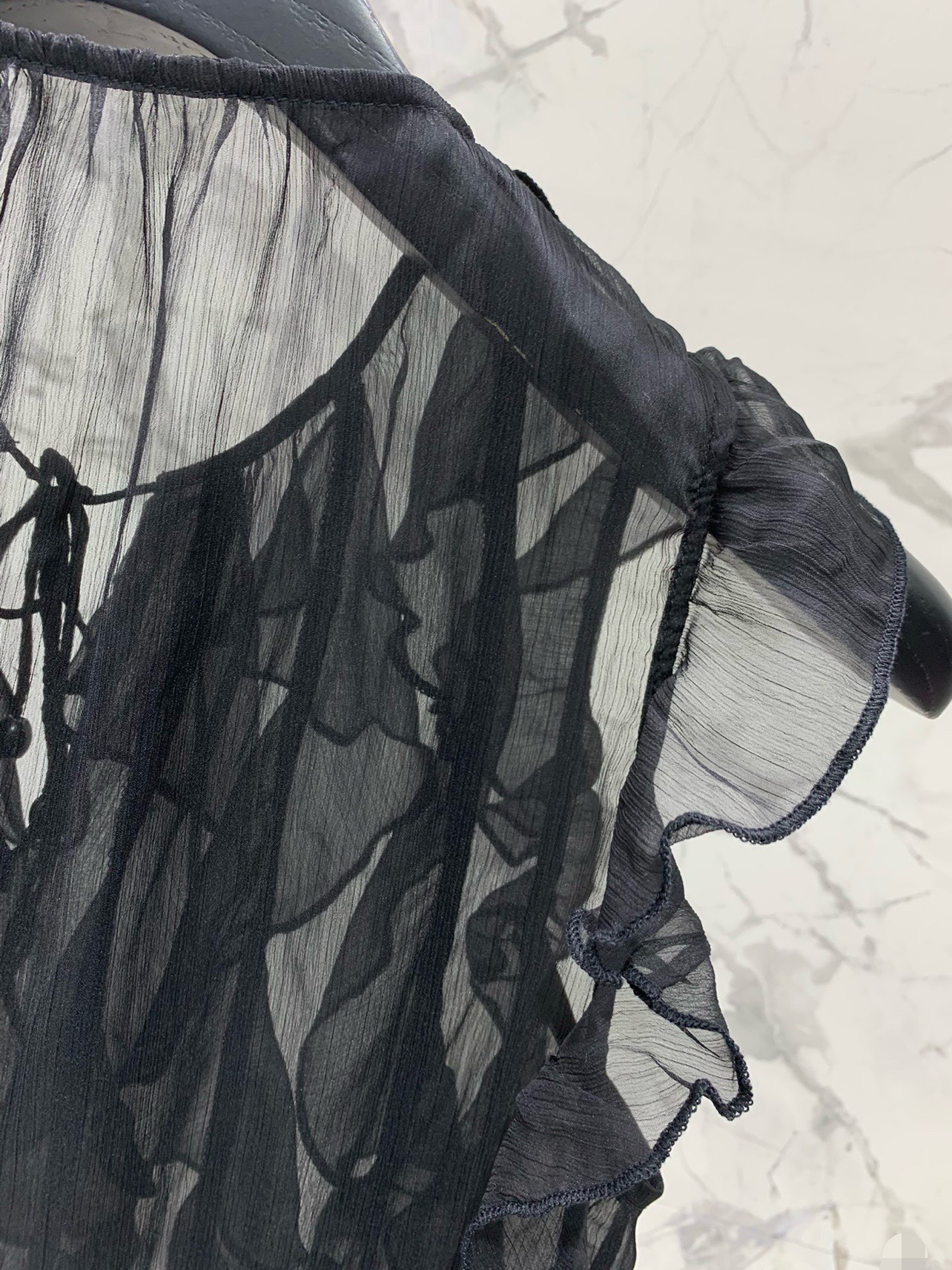 Топ женский в стиле Ermanno Scervino с рюшами без рукавов из шифона черного цвета