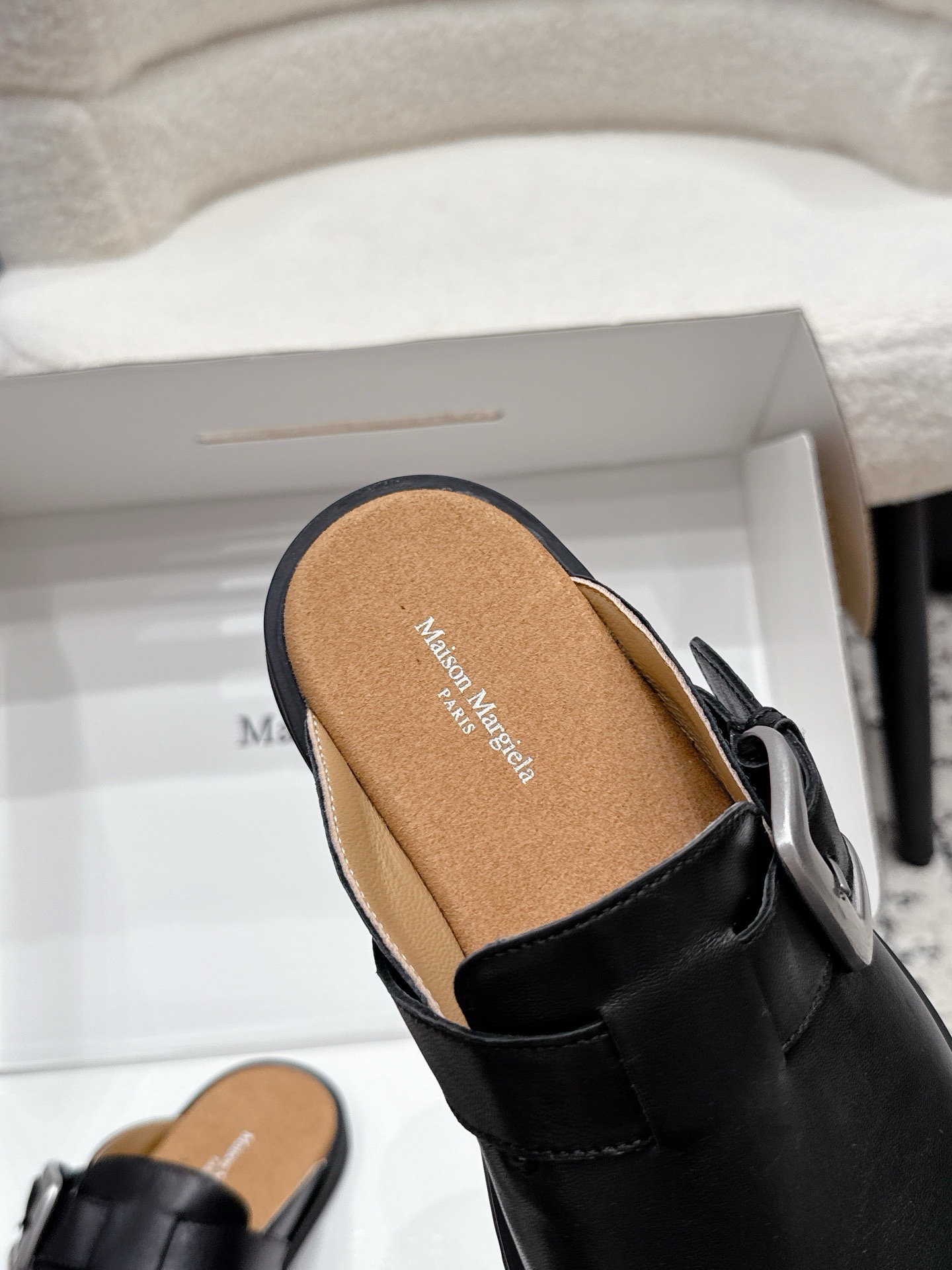 Мюли унисекс в стиле Maison Margiela MM6 Tabi с пряжкой чёрного цвета
