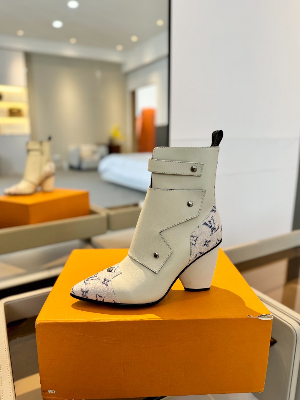 Ботильоны Louis Vuitton 6AM Ankle Boot белого цвета