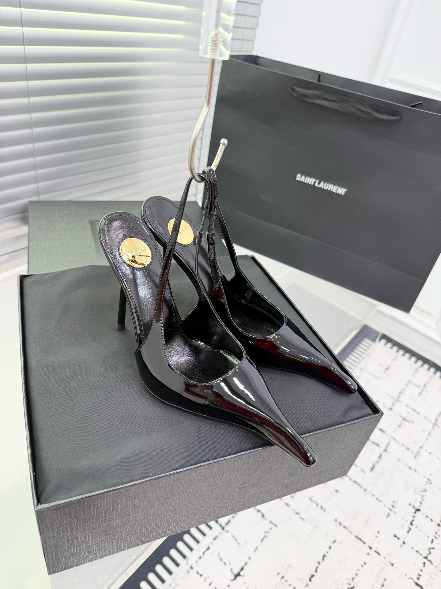 Туфли женские в стиле Saint Laurent Slingback чёрного цвета
