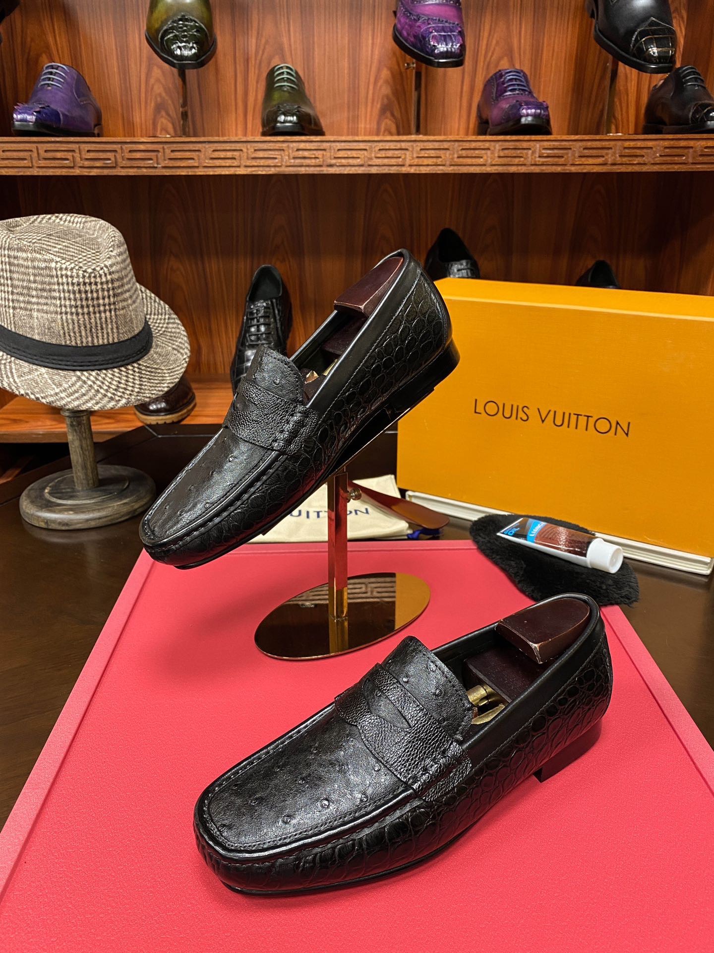 Лоферы мужские в стиле Louis Vuitton из кожи крокодила и натуральной кожи черного цвета