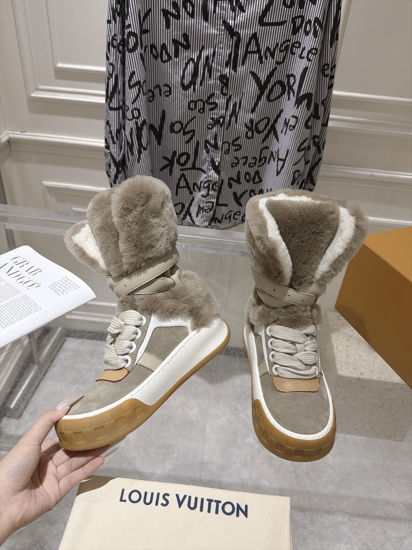 Ботинки Louis Vuitton LV Cloud Lace-Up Ankle Boot Sneaker бежевого цвета