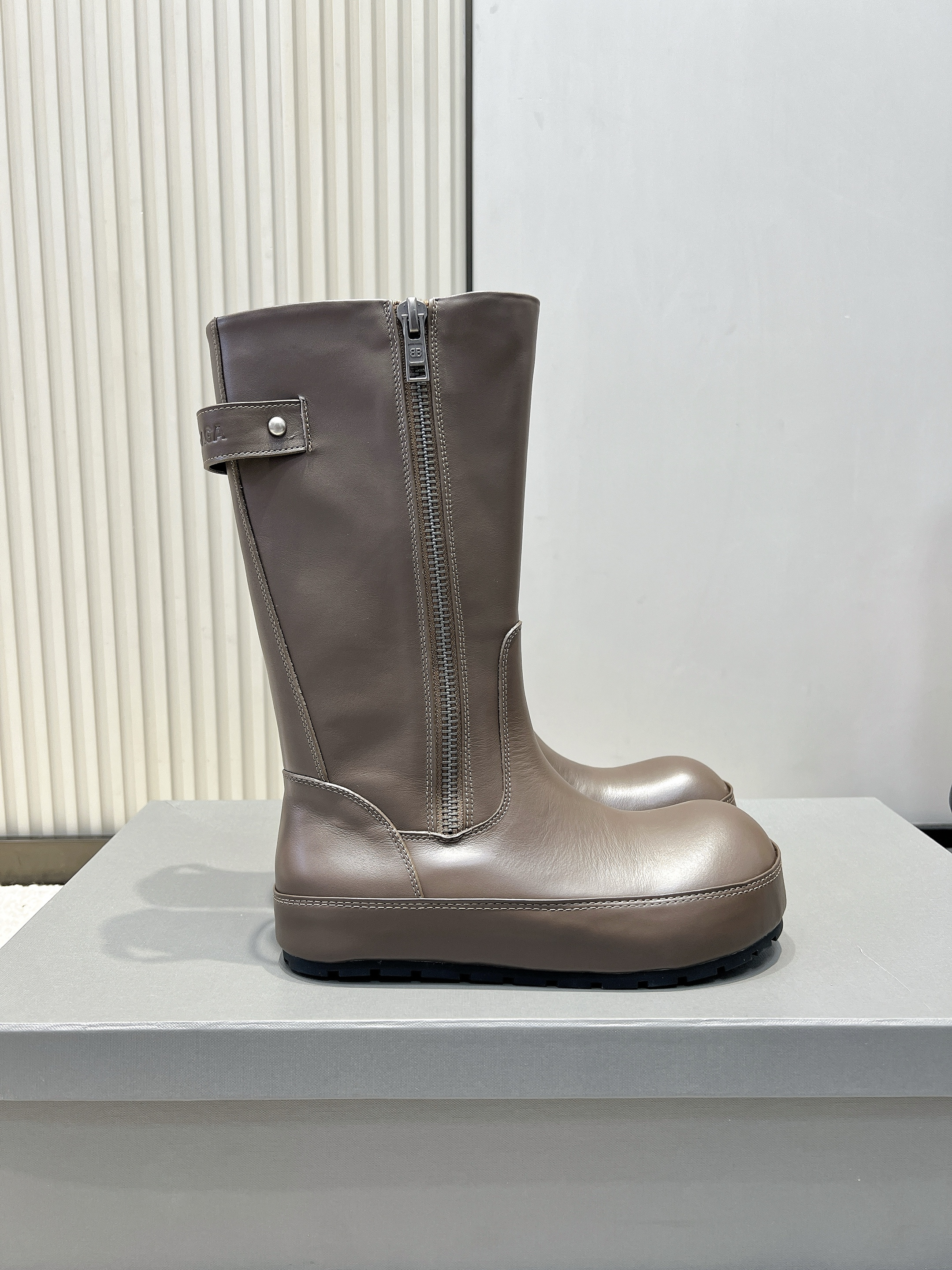 Сапоги женские Balenciaga серо-коричневого цвета