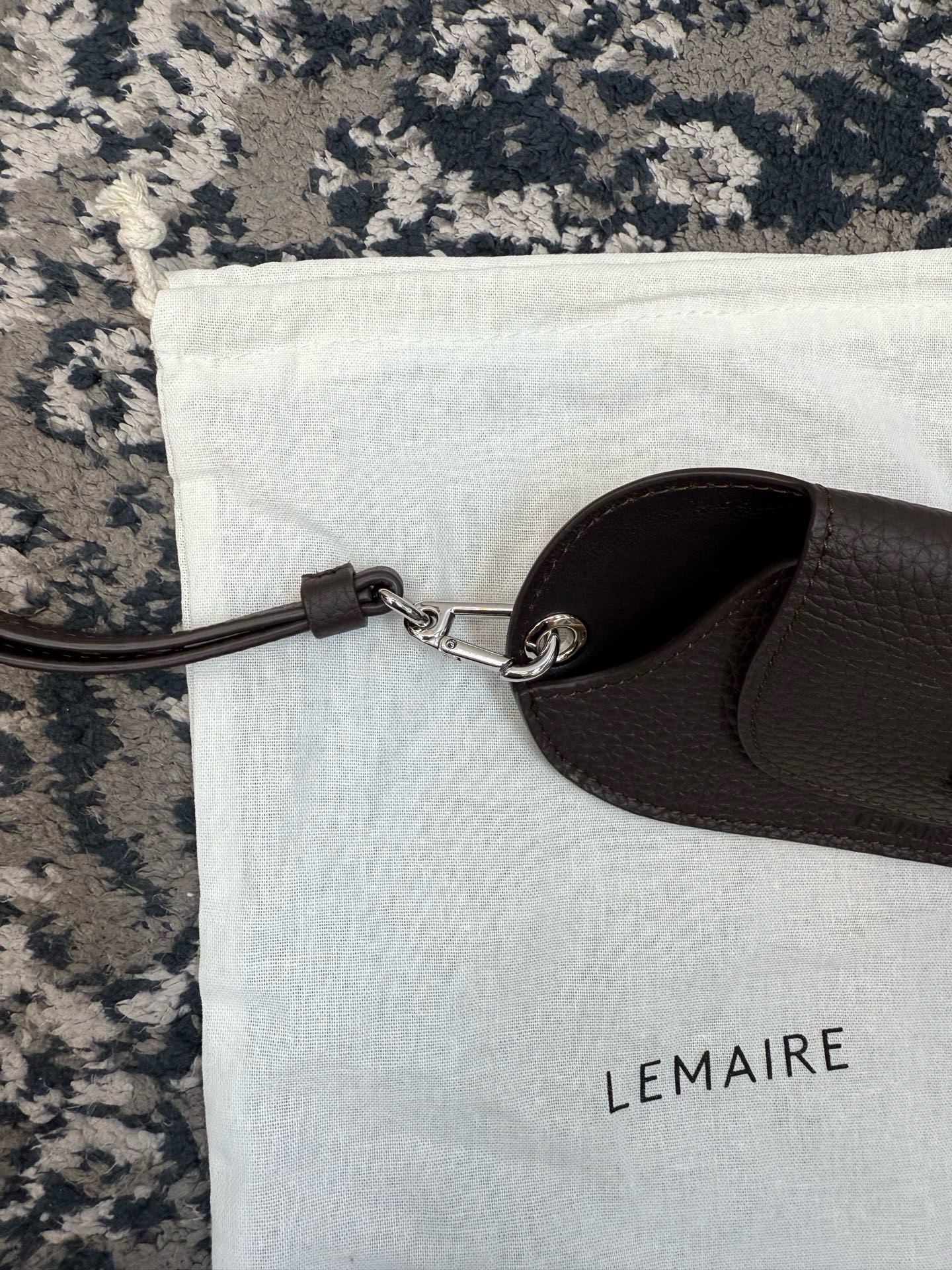 Чехол для очков Lemaire из натуральной кожи с ремешком