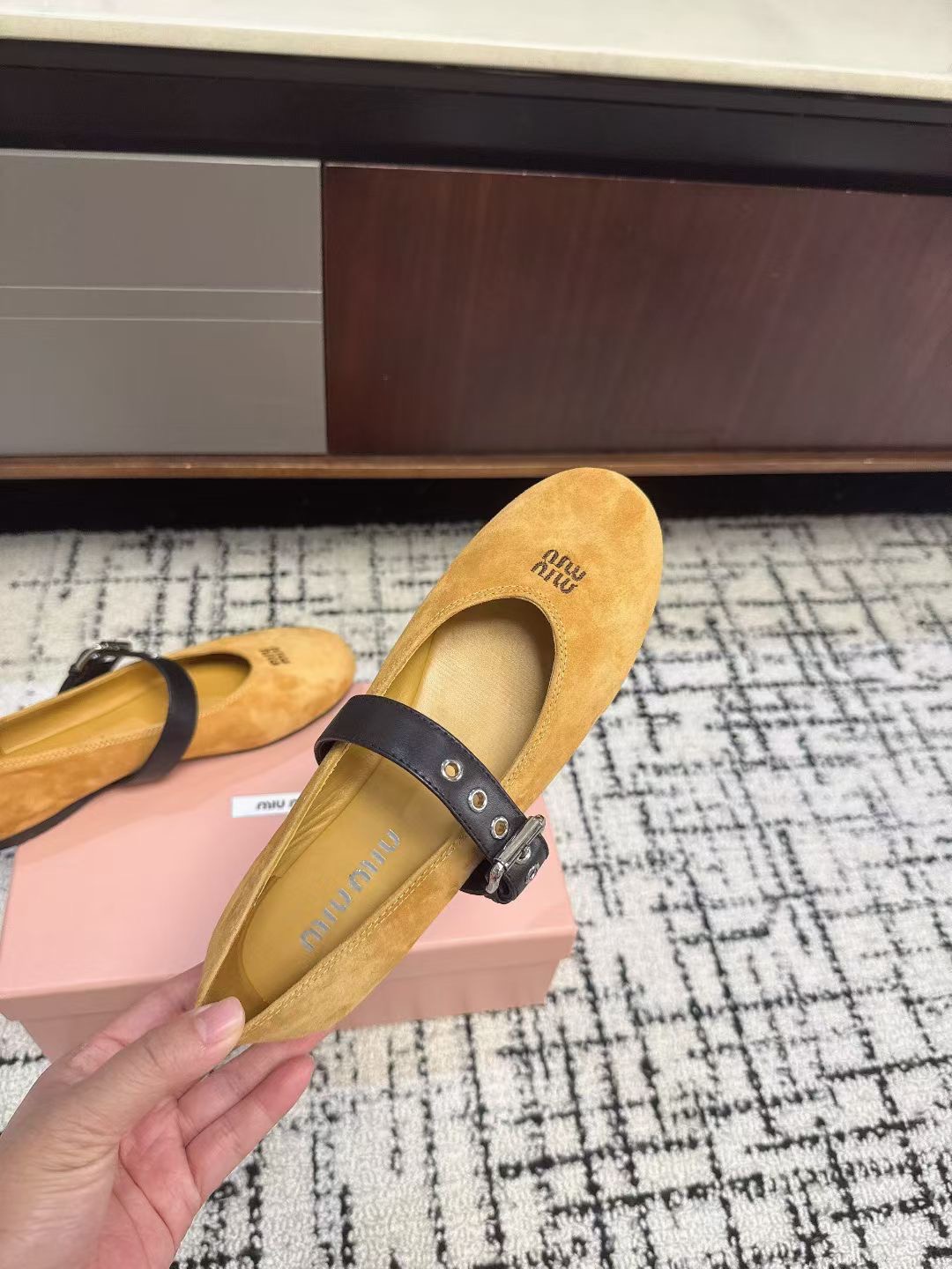 Туфли женские в стиле Miu Miu из натуральной замши желтого цвета
