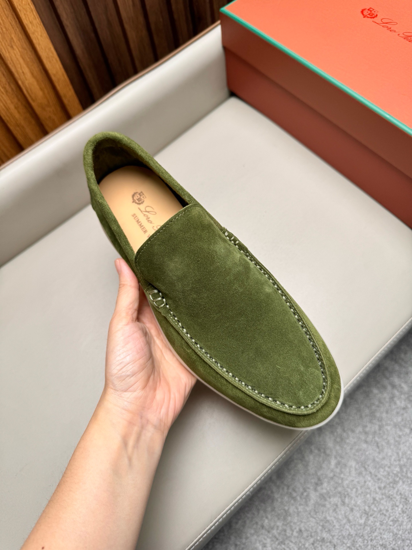 Лоферы унисекс в стиле Loro Piana из натуральной замши зелёного цвета