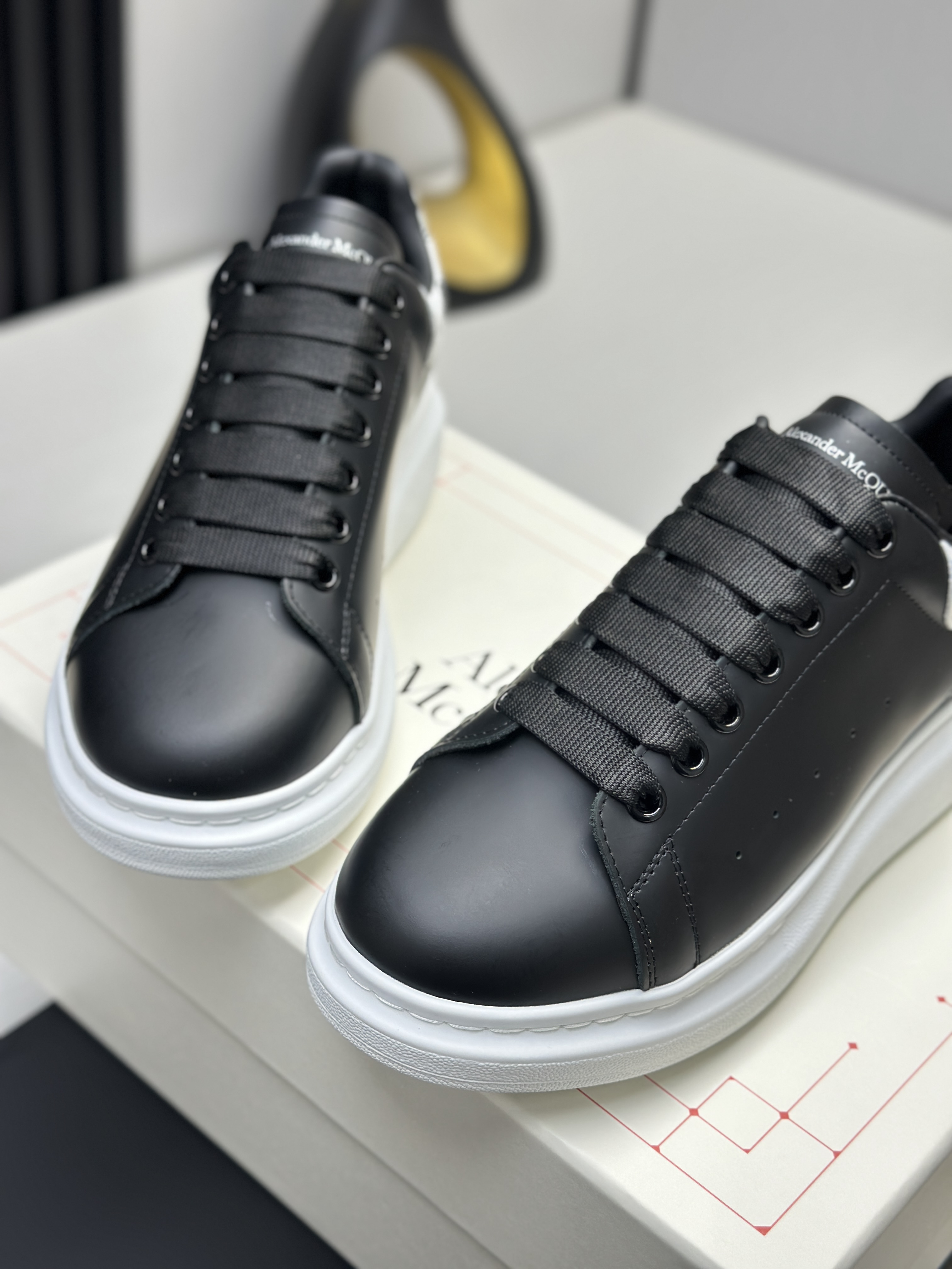 Кроссовки в стиле Alexander McQueen Oversized Sneaker чёрного цвета с контрастной пяткой