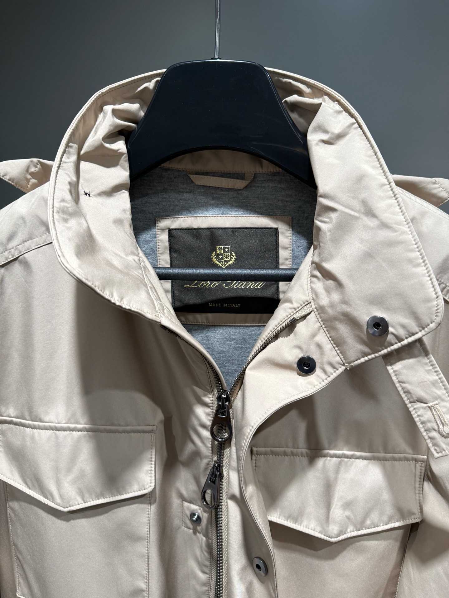 Куртка мужская в стиле Loro Piana из плащевой ткани бежевого цвета