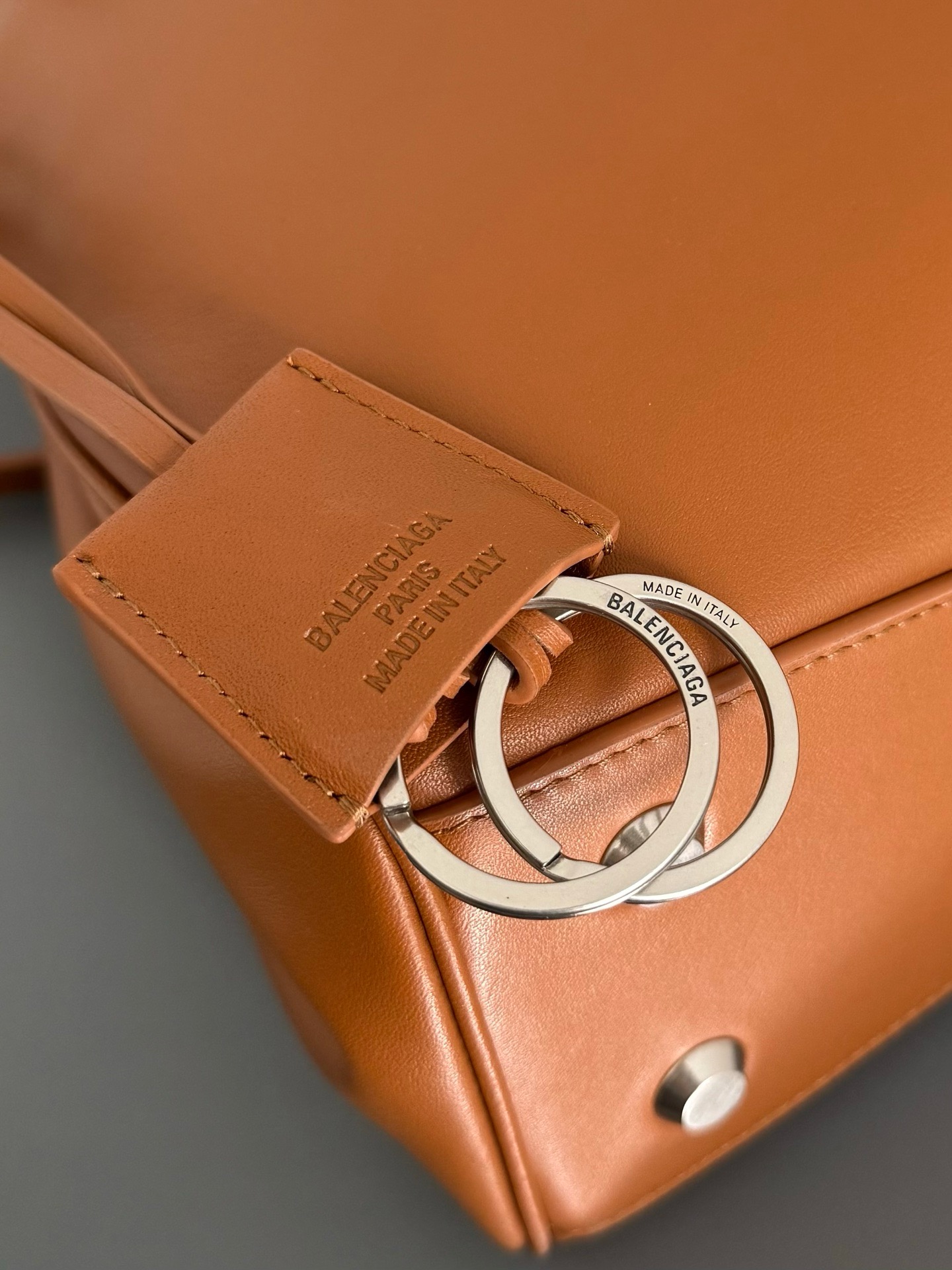 Сумка женская Balenciaga Rodeo Drive рыжего цвета