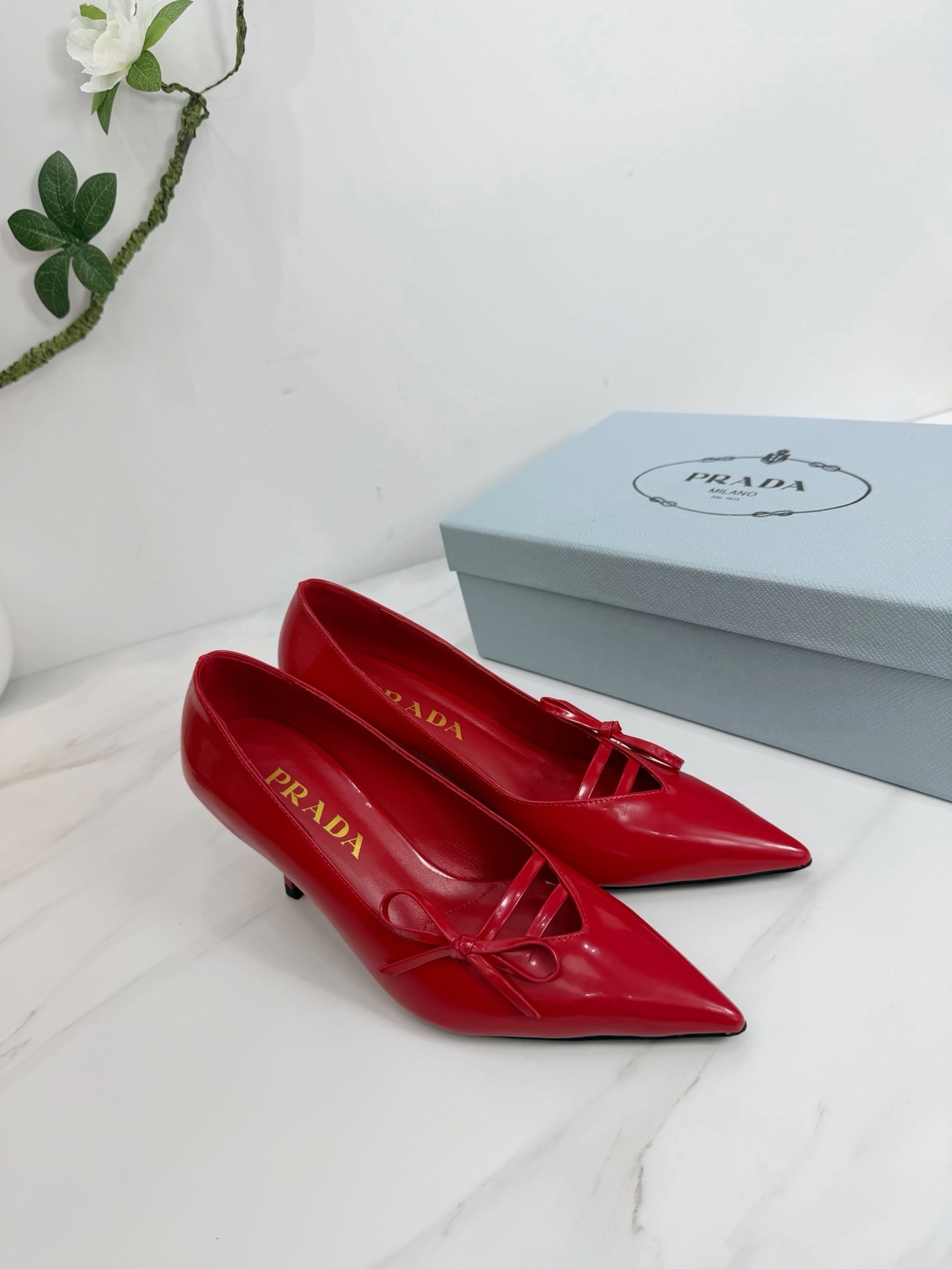 Туфли женские Prada с декоративным бантом красного цвета