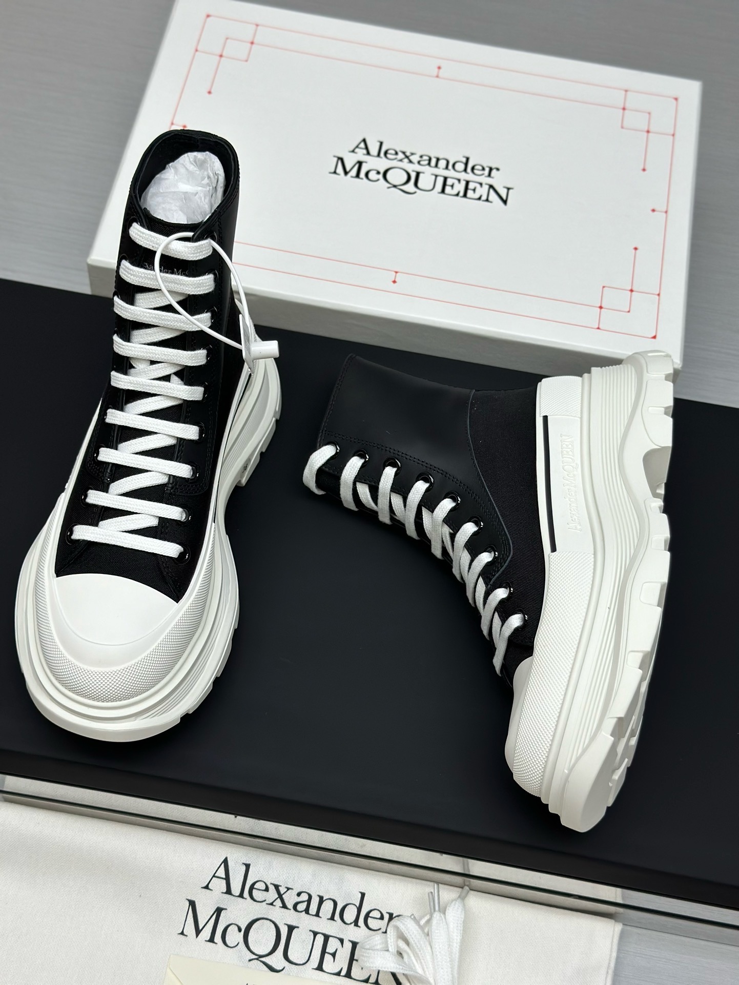 Кеды в стиле Alexander McQueen чёрного цвета с белыми акцентами