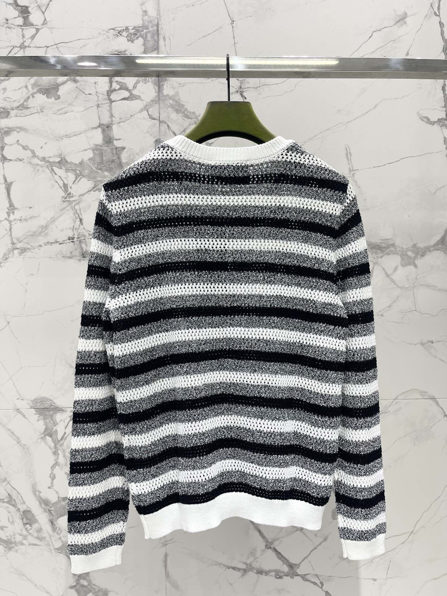 Джемпер женский в стиле Gucci из хлопкового трикотажа в полоску бело-синего цвета