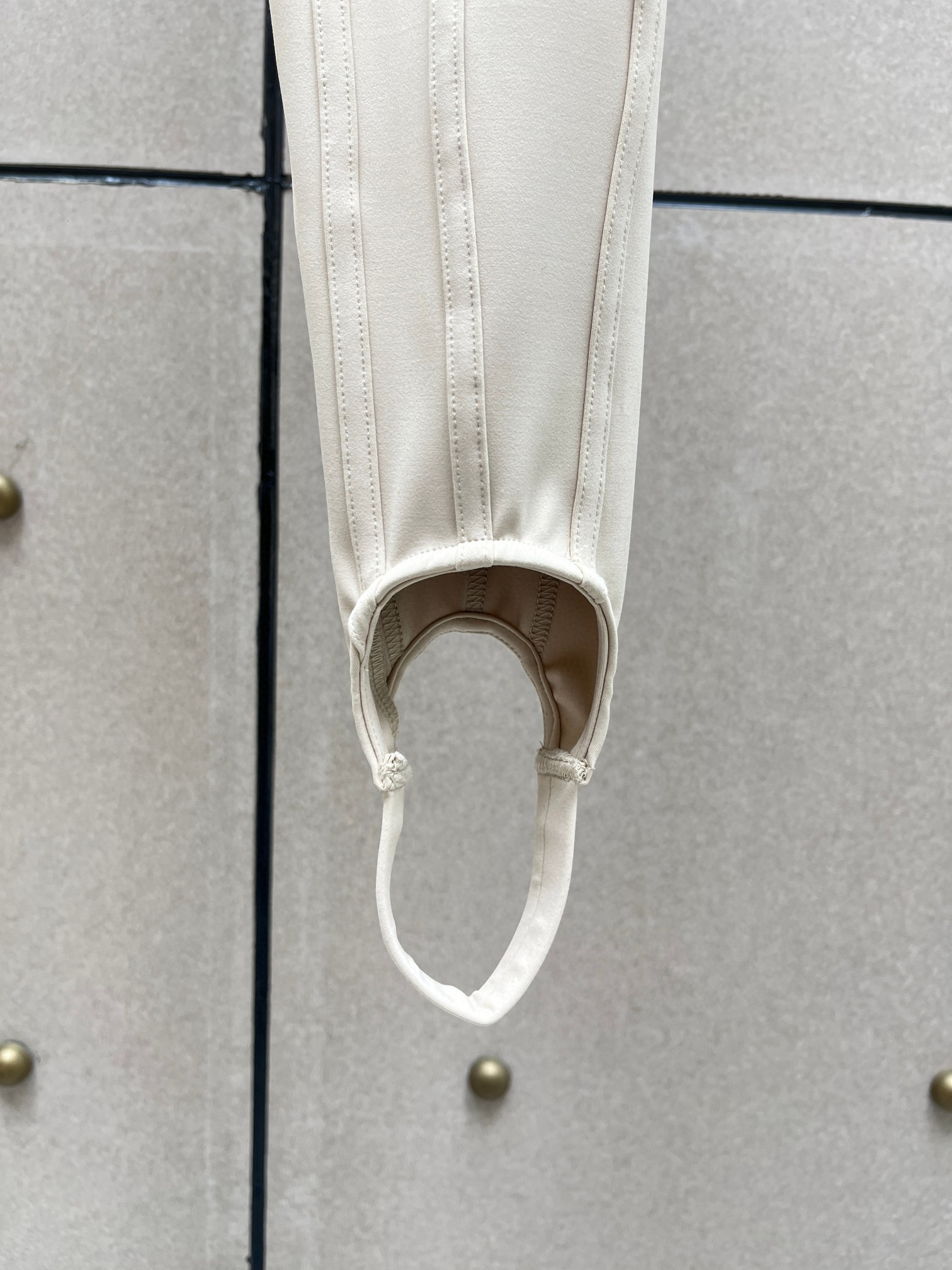 Леггинсы женские в стиле Mugler Fishbone из эластичной ткани молочного цвета