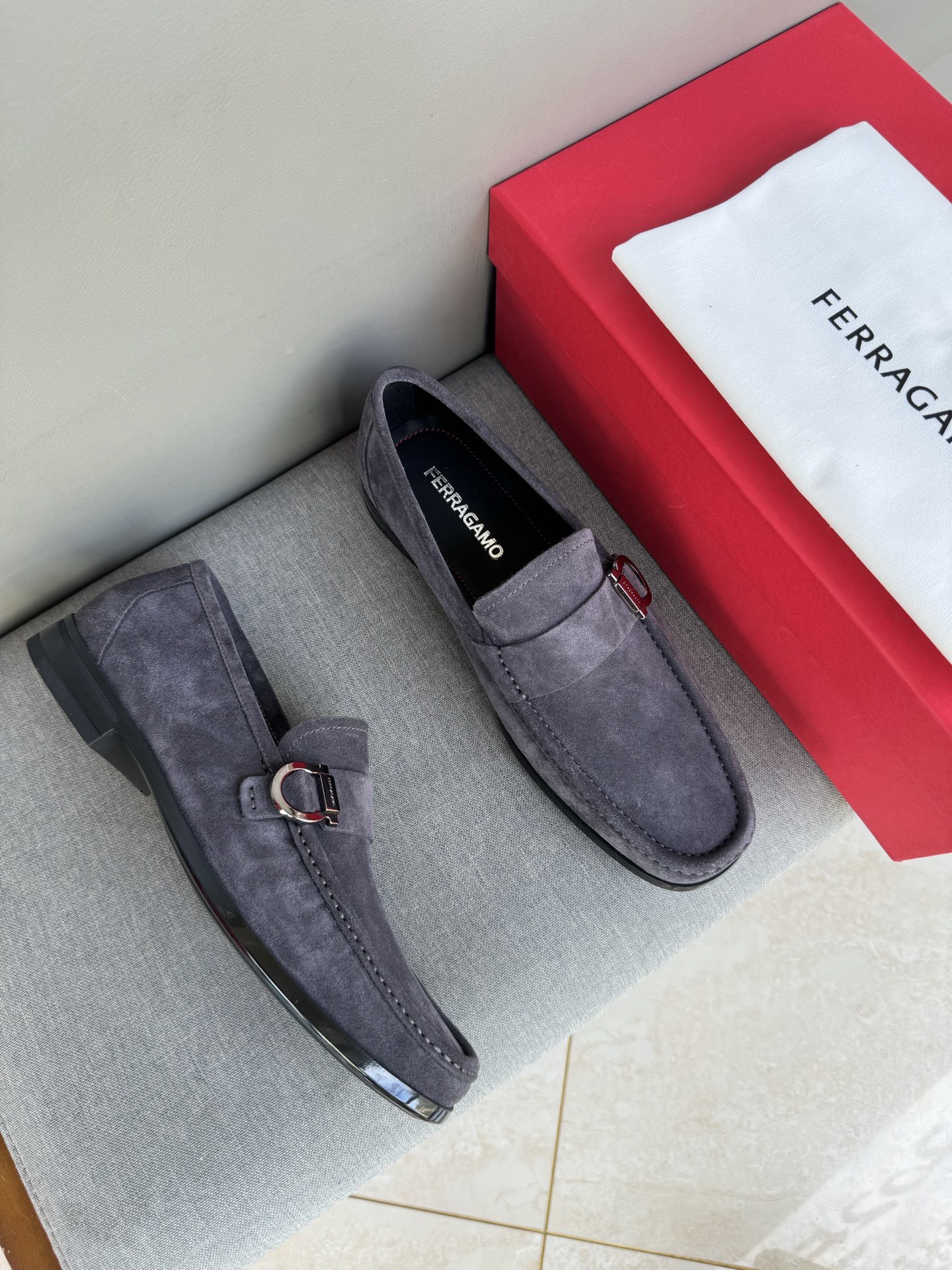 Лоферы мужские в стиле Ferragamo Gancini из натуральной замши серого цвета