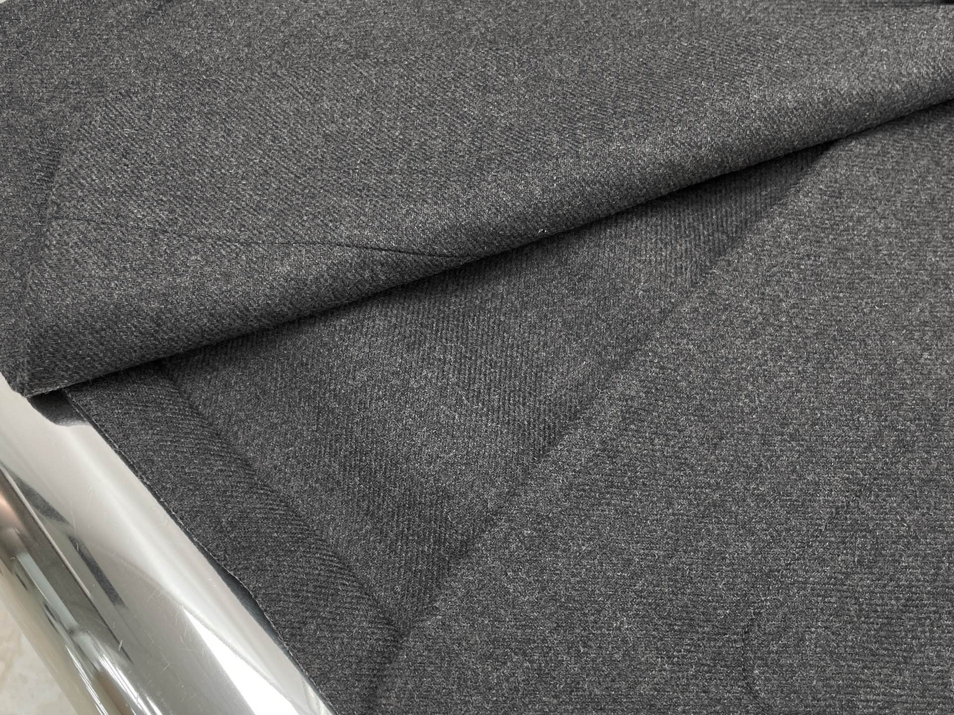 Пиджак женский в стиле Maison Margiela из шерсти серого цвета с минималистичным кроем