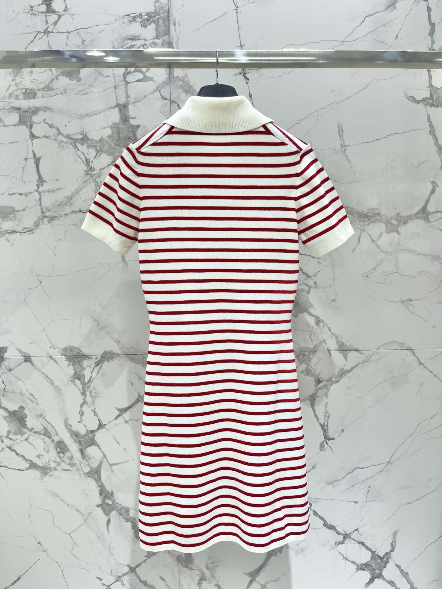 Платье женское в стиле Maje трикотажное в полоску с воротником polo красного цвета