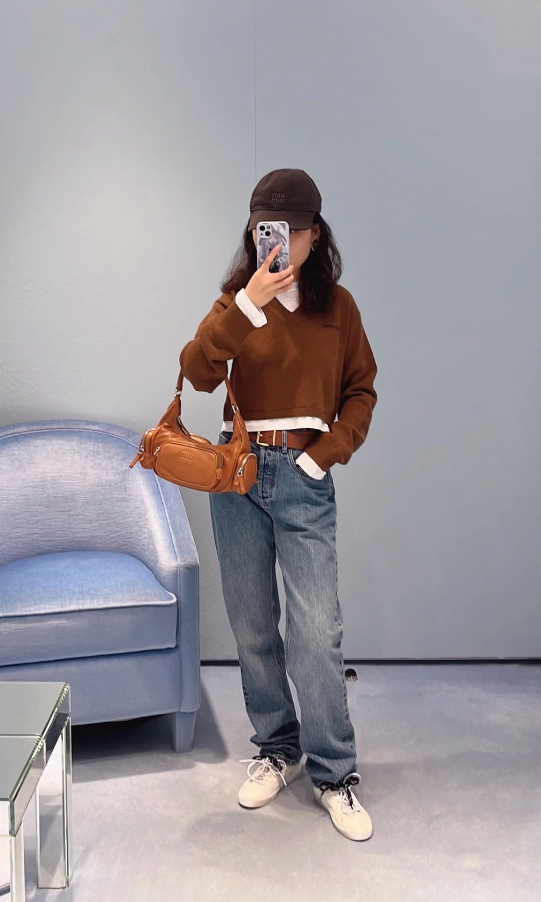 Джинсы женские в стиле Miu Miu из денима голубого цвета прямого кроя с вышивкой