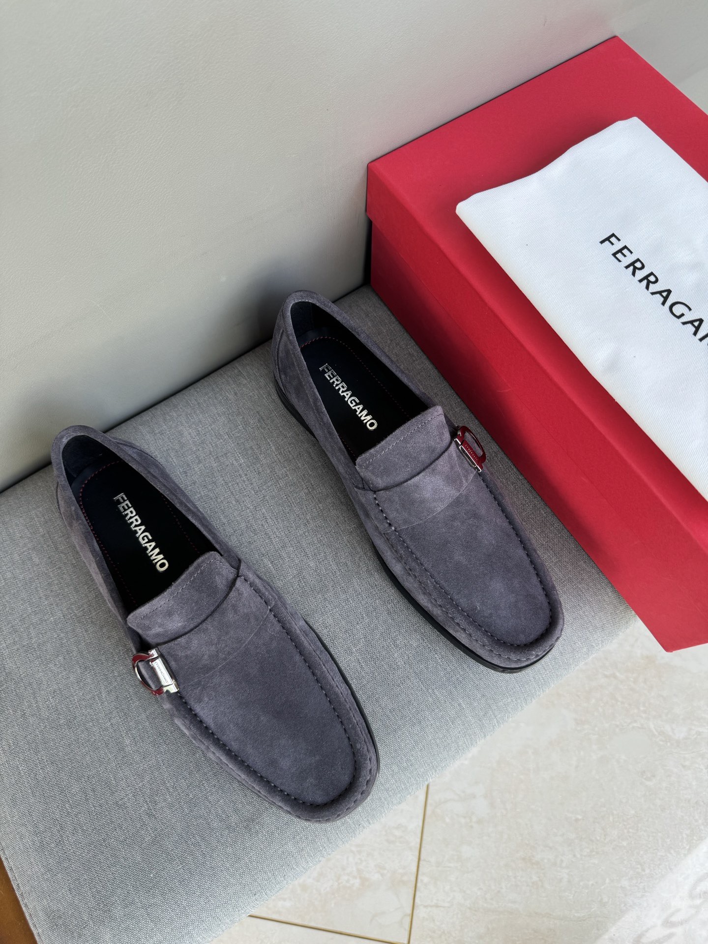 Лоферы мужские в стиле Ferragamo Gancini из натуральной замши серого цвета