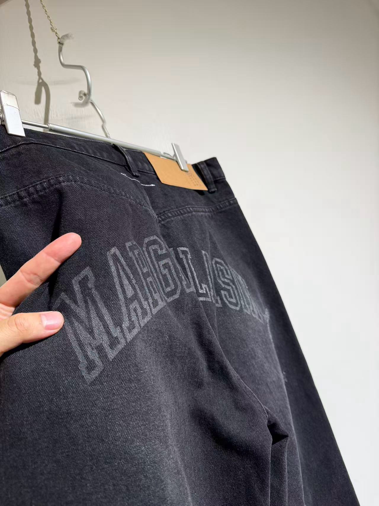 Джинсы в стиле Maison Margiela чёрного цвета  с потёртостями и прямым кроем