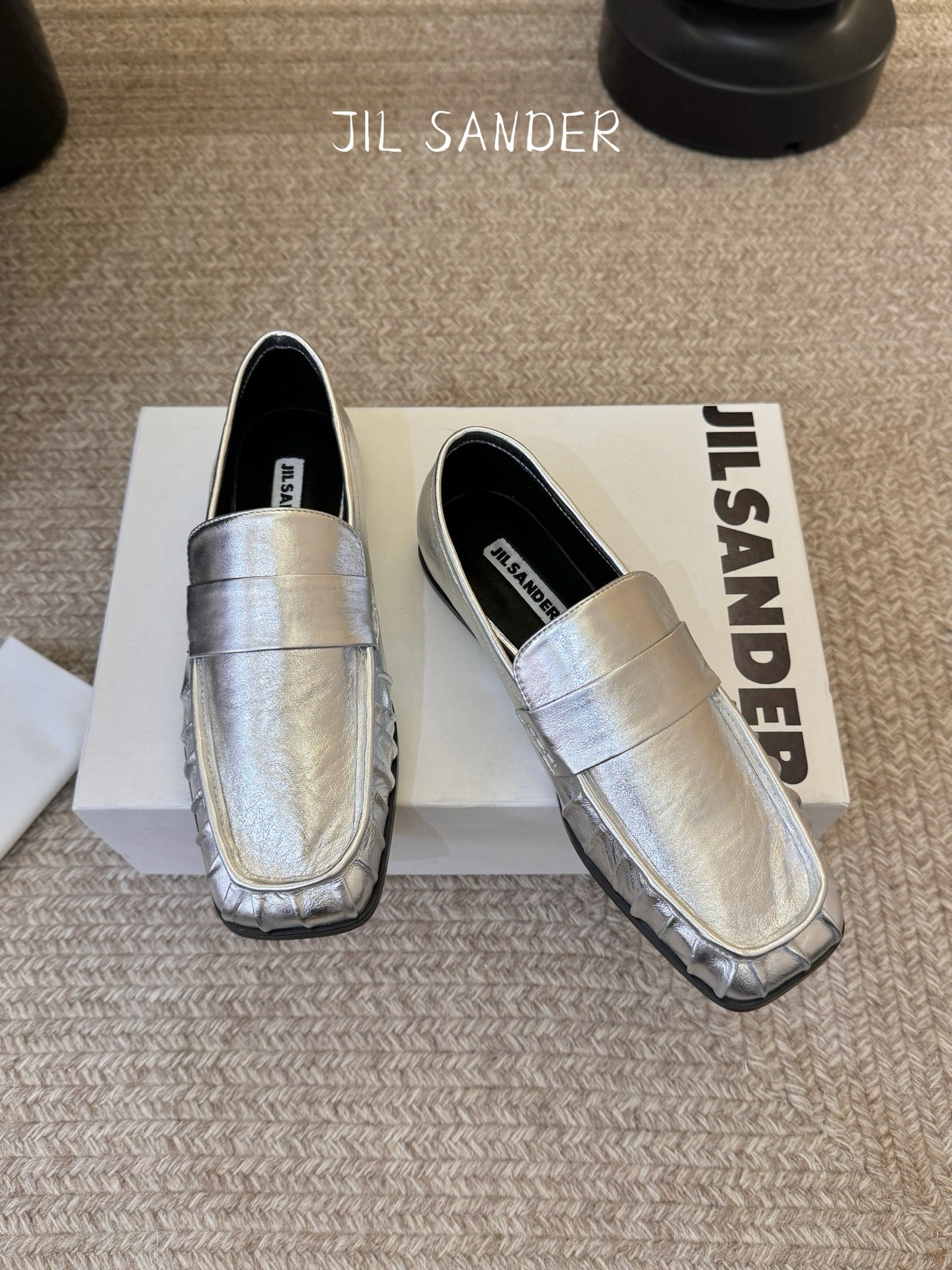Лоферы женские в стиле Jil Sander серебристого цвета