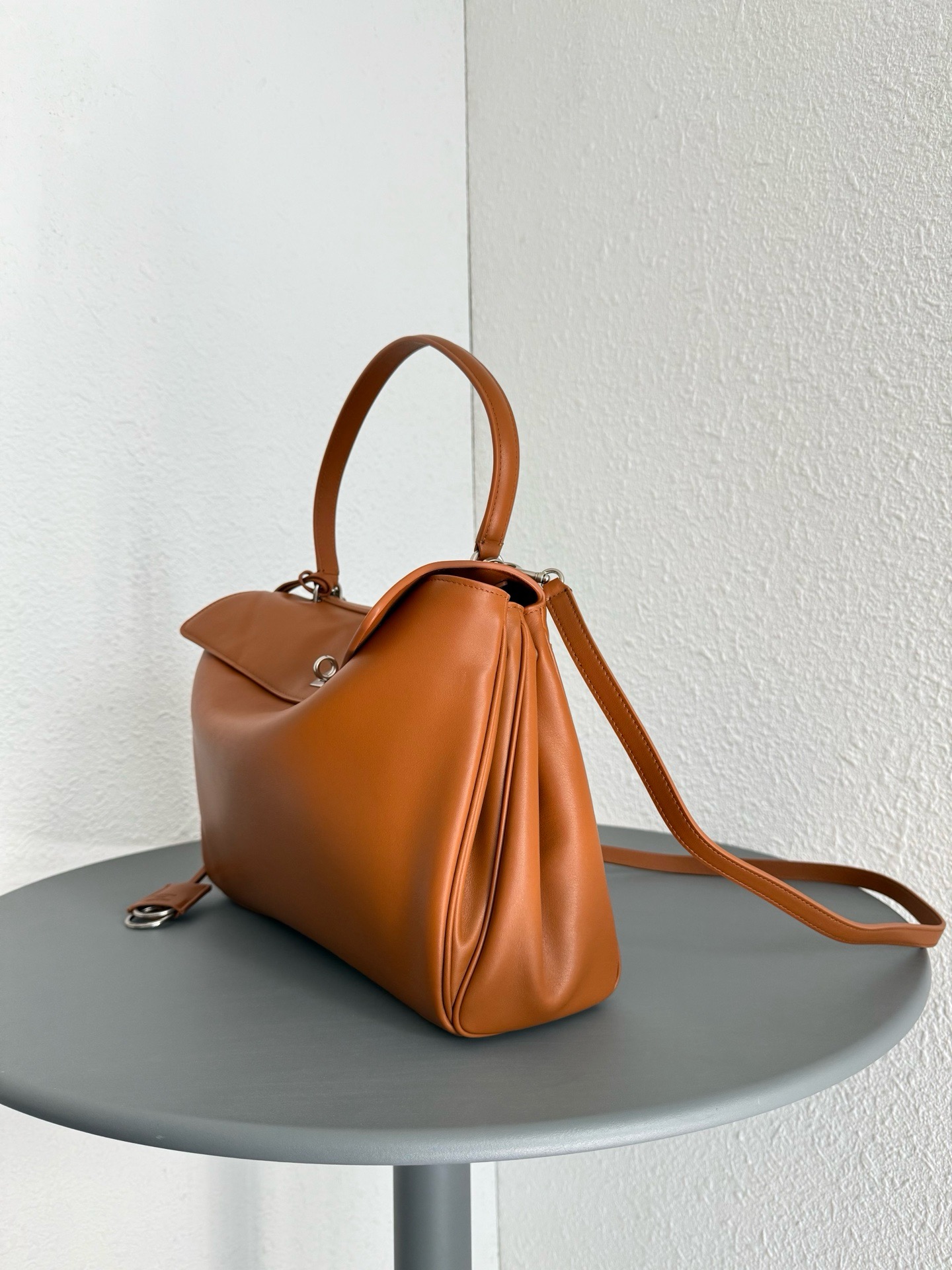 Сумка женская Balenciaga Rodeo Drive рыжего цвета