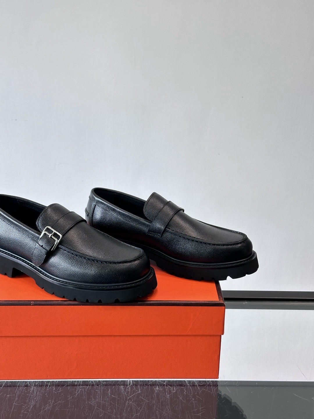 Лоферы мужские в стиле Hermes с пряжкой из натуральной кожи черного цвета