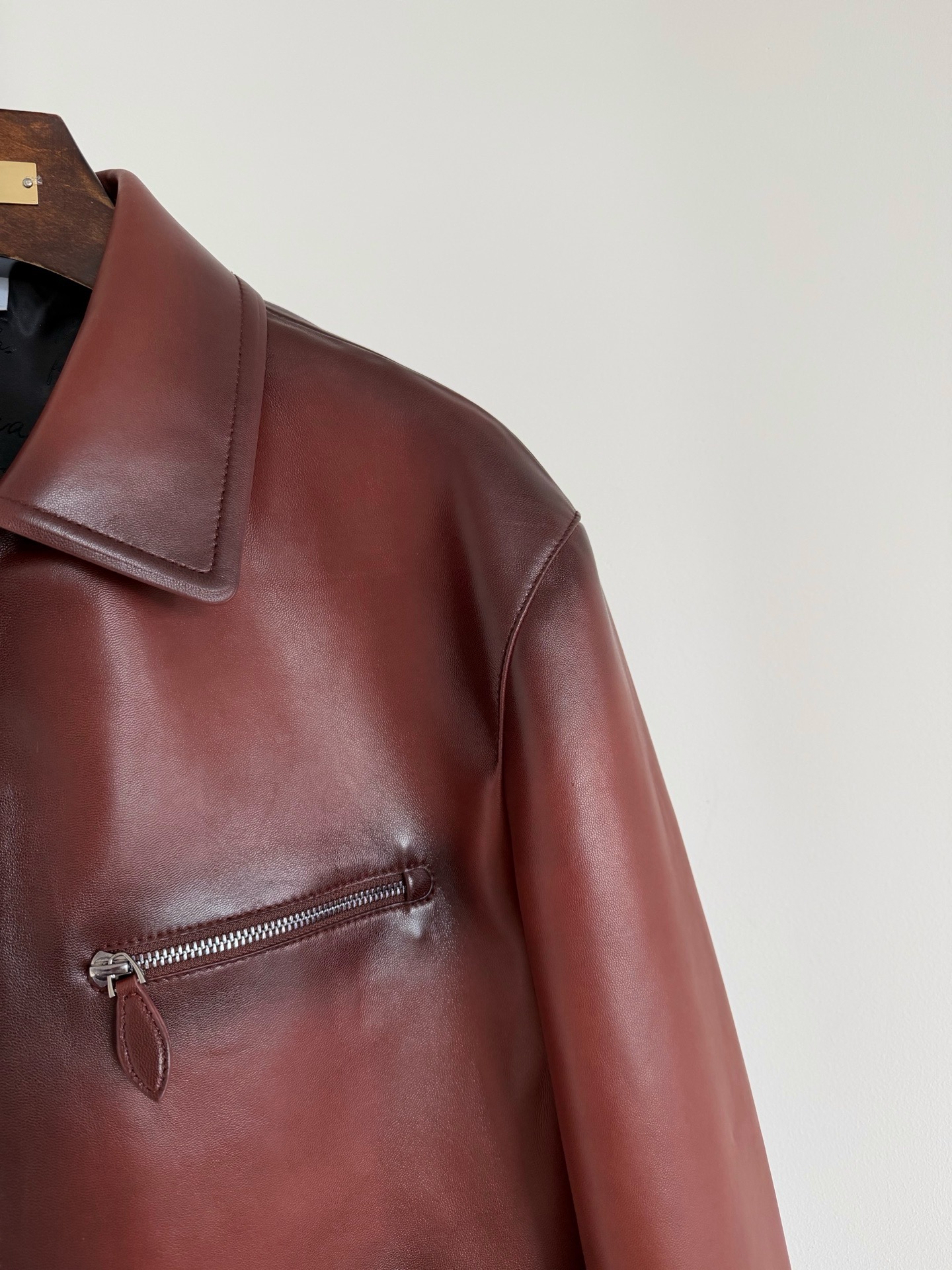 Куртка мужская Berluti бордово-коричневого цвета с эффектом потёртости