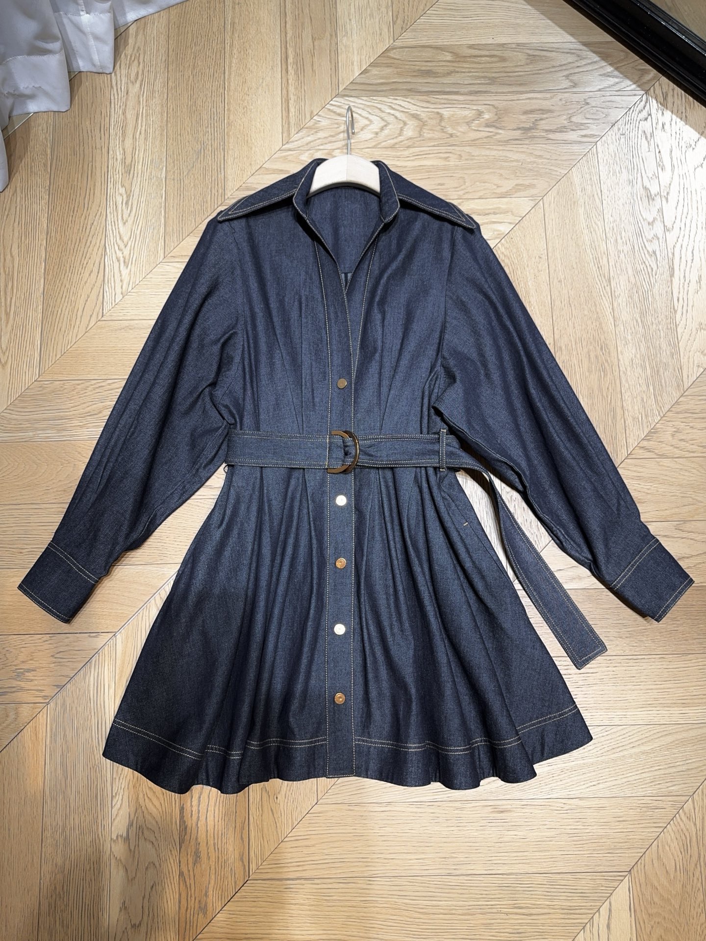 Платье женское в стиле Zimmermann  из денима тёмно-синего цвета с поясом